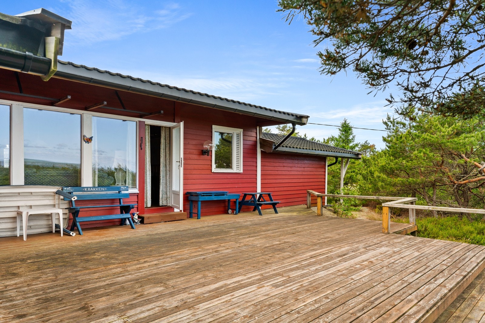 Terrassen ligger i direkte tilknytning til hyttas oppholdsrom og fungerer som en naturlig forlengelse av innearealet. Galleribilde
