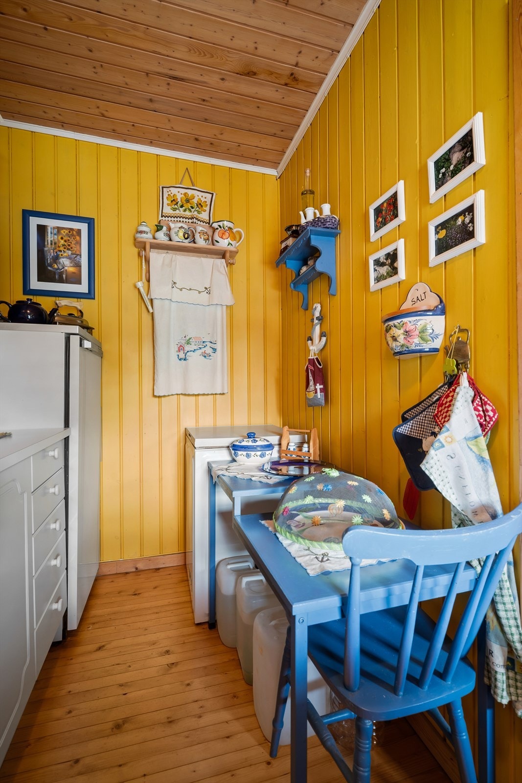 nnerst på kjøkkenet er det innredet en hyggelig plass for en enkel frokost eller kaffepause. Galleribilde