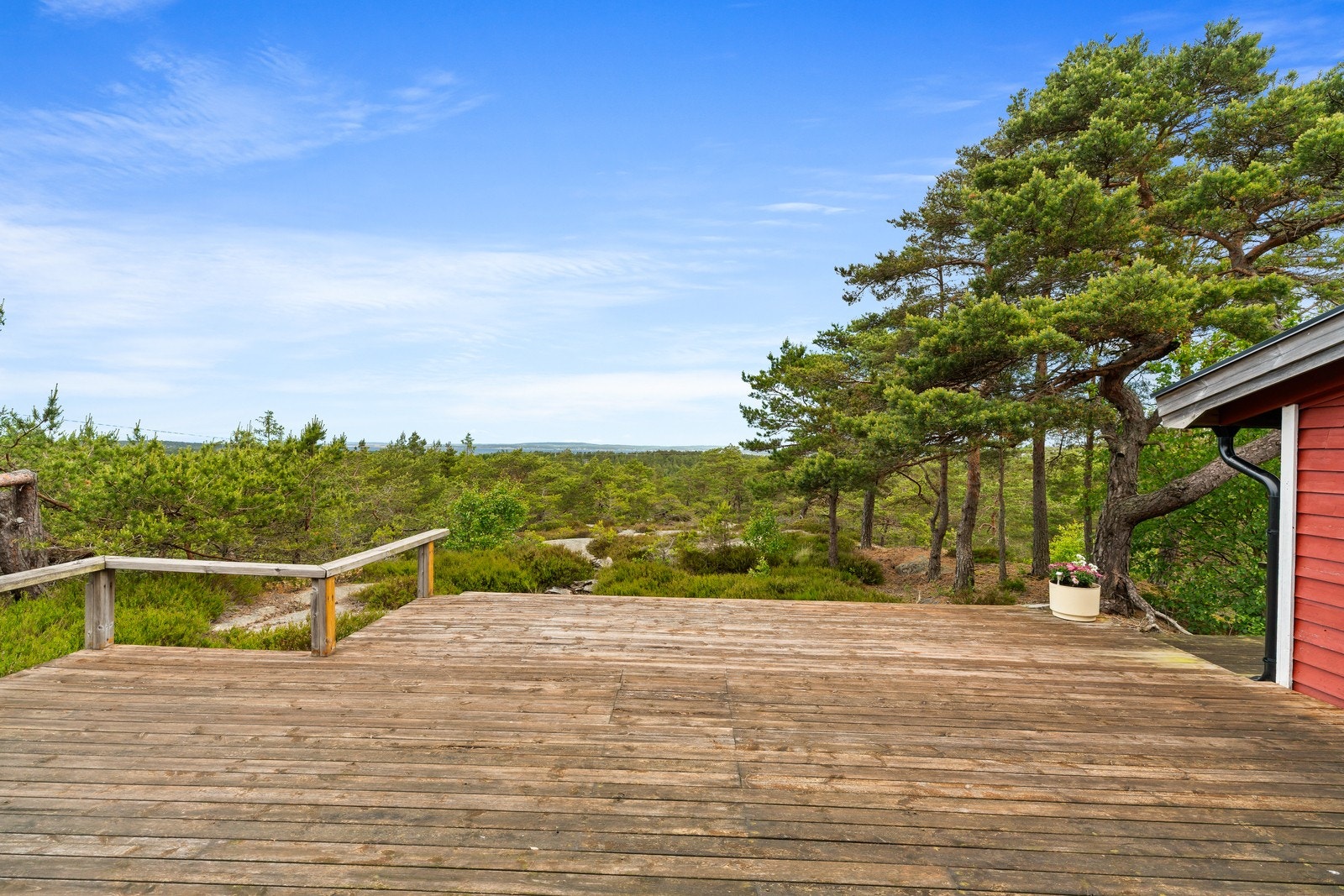 Hytta har en romslig terrasse på ca. 62m² som gir gode muligheter for utemøbler, måltider og avslapning i naturnære omgivelser. Galleribilde