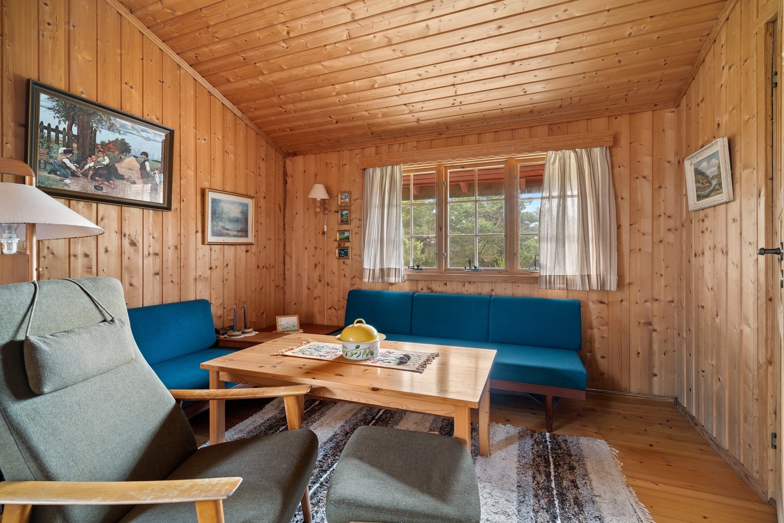 Soverommet har en gjennomført og lun hyttekarakter med trepanel, tregulv og lysinnslipp fra flere sider. Galleribilde