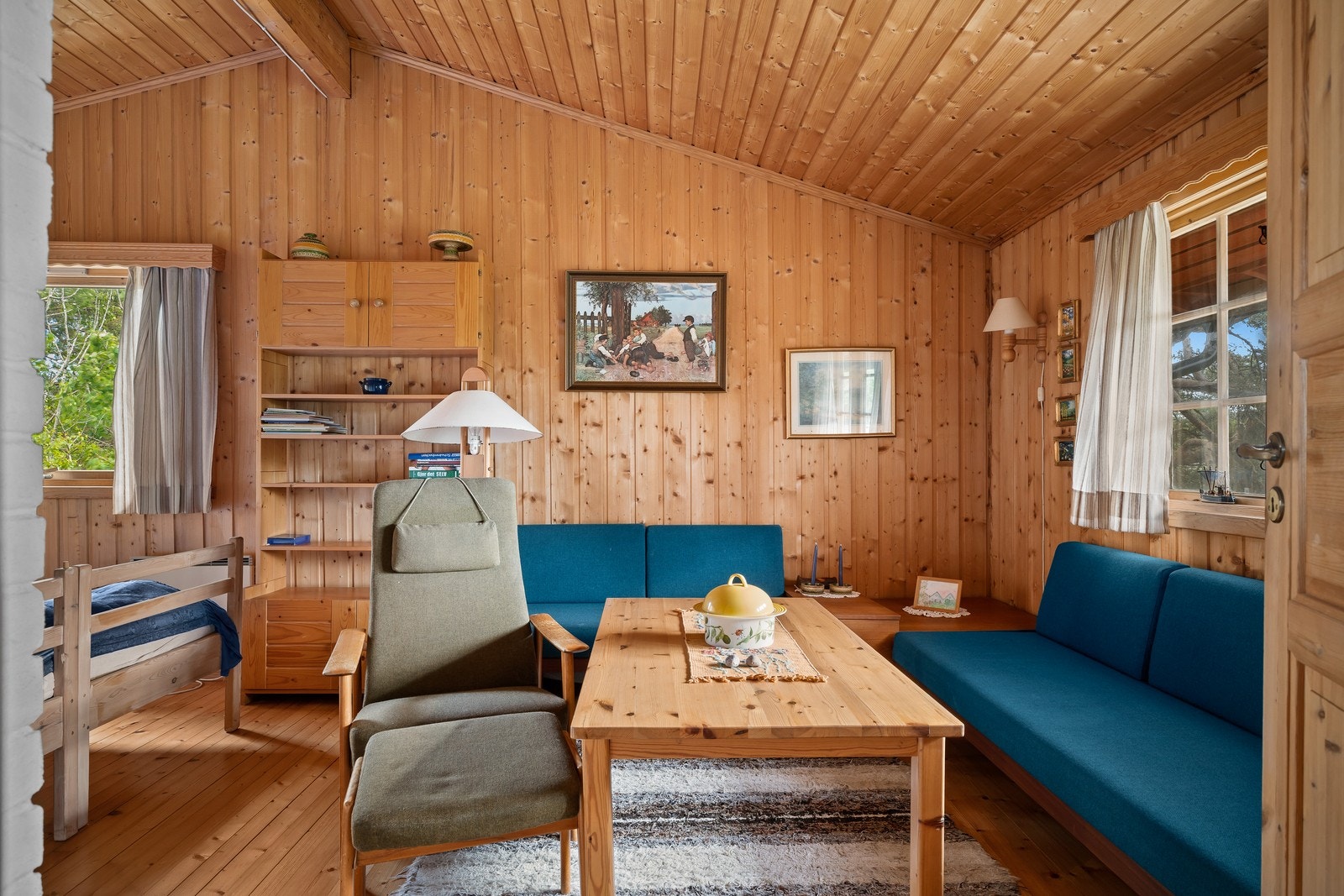 Soverommet har en gjennomført og lun hyttekarakter med trepanel, tregulv og lysinnslipp fra flere sider. Galleribilde