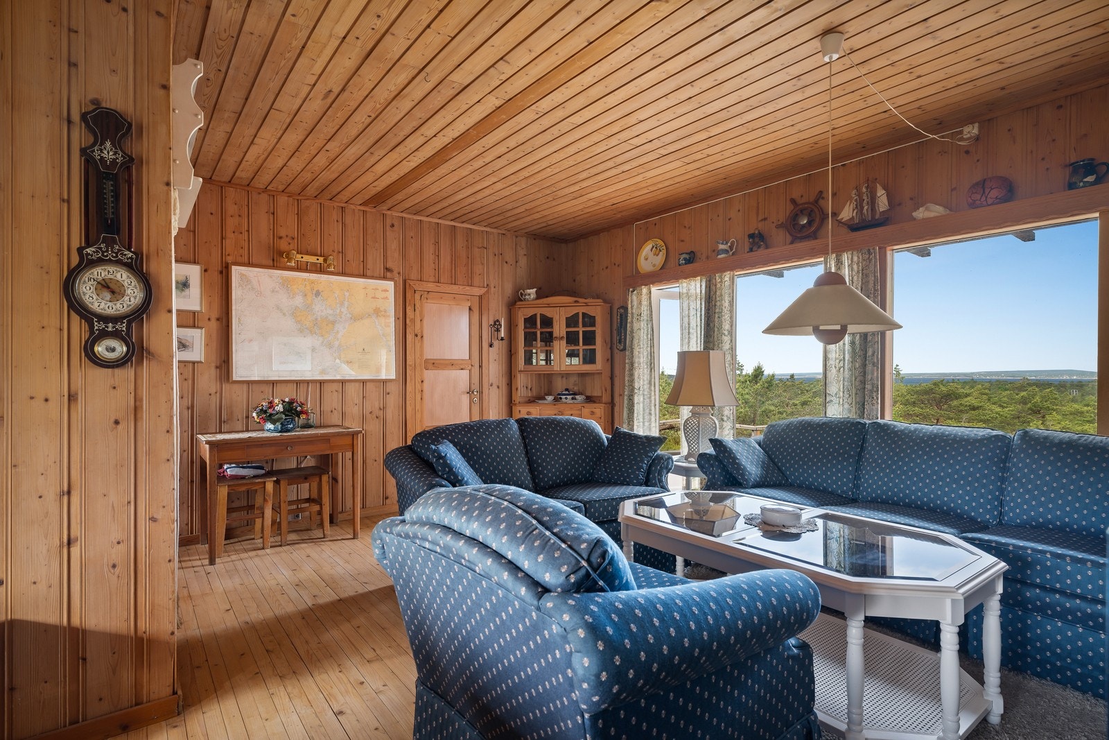 Stuen har god plass til en romslig sittegruppe og byr på flott utsyn over landskapet. Galleribilde