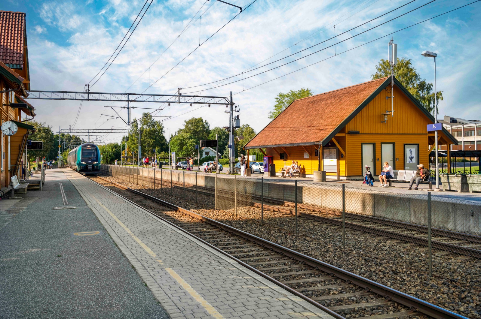 Kort vei til Ås Stasjon som tar deg til Oslo s på 19 minutter. Galleribilde