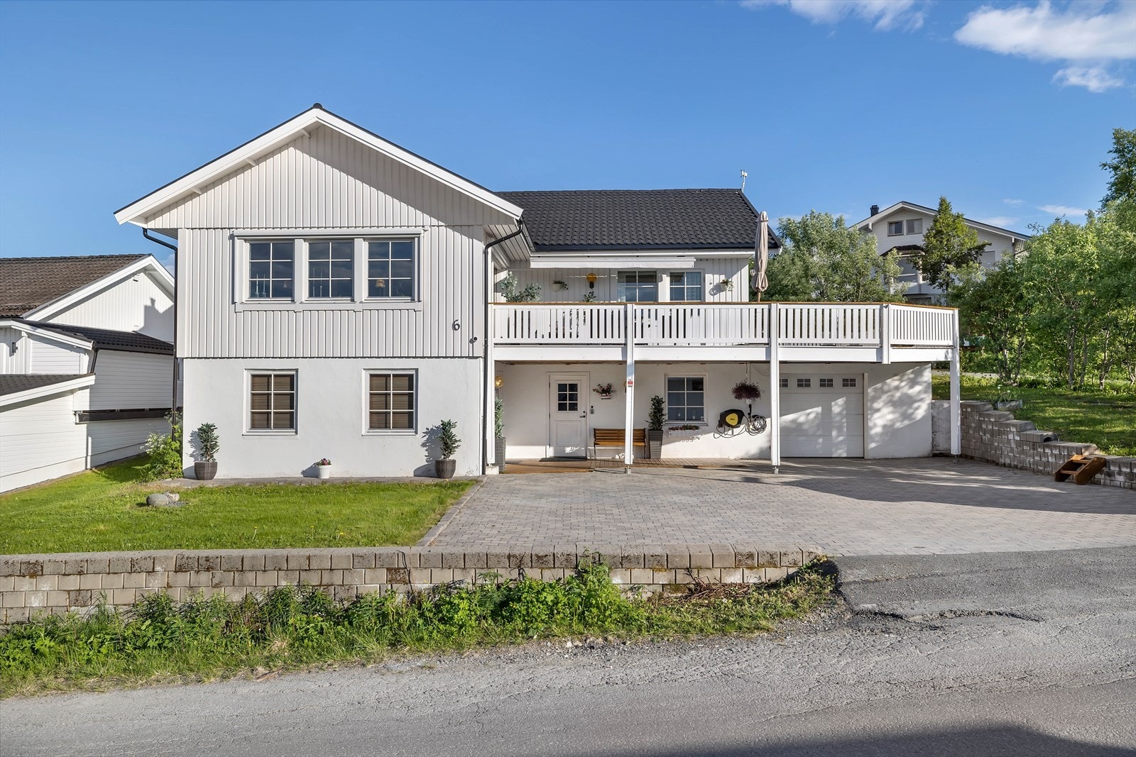 GARANTI Eiendomsmegling Tromsø Svært flott og romslig enebolig, med utleie, garasje, fantastiske uteareal og familievennlig beliggenhet!