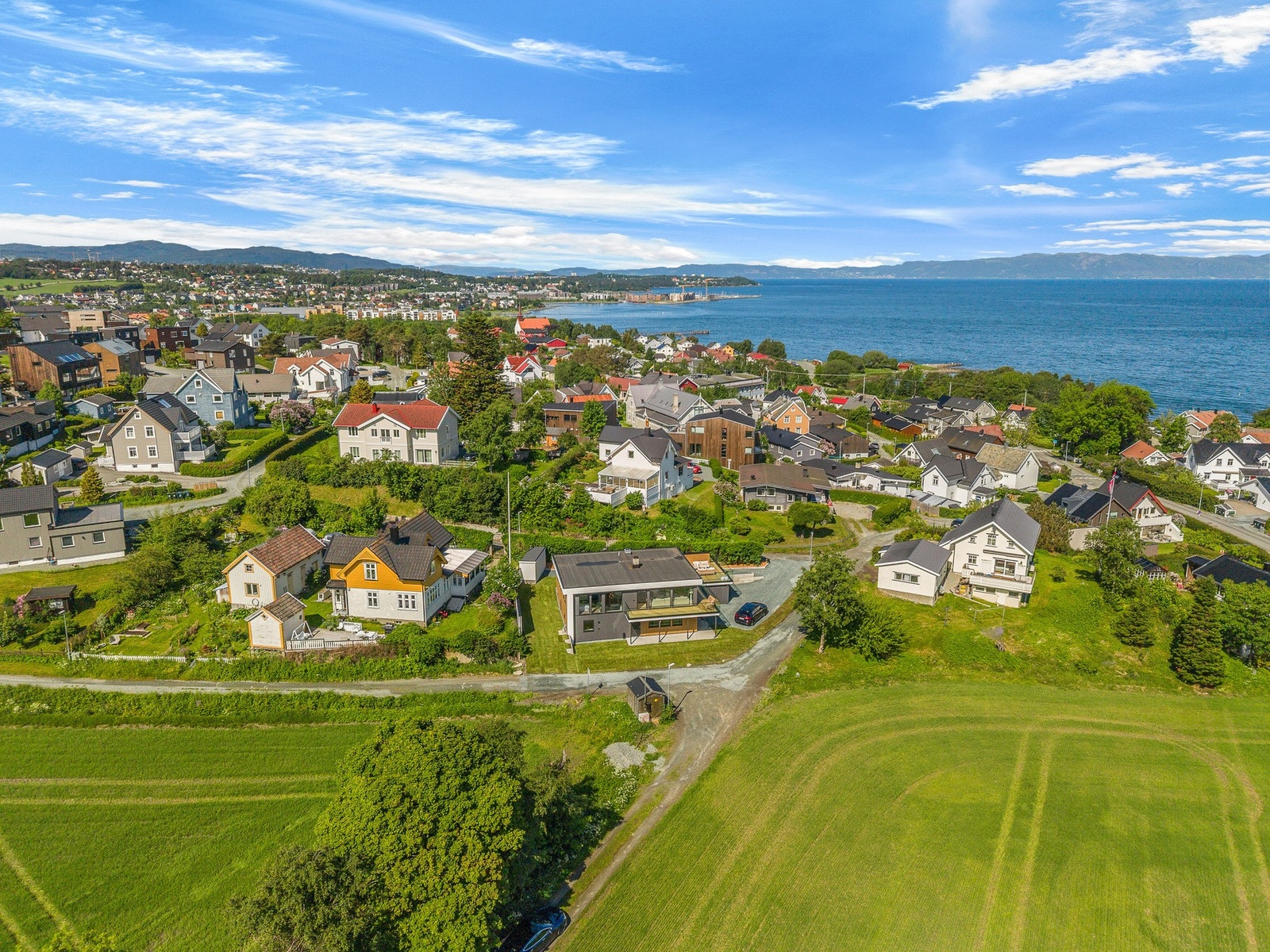Eiendommen grenser mot ubebygde arealer som ikke er regulert for boligformål. Galleribilde