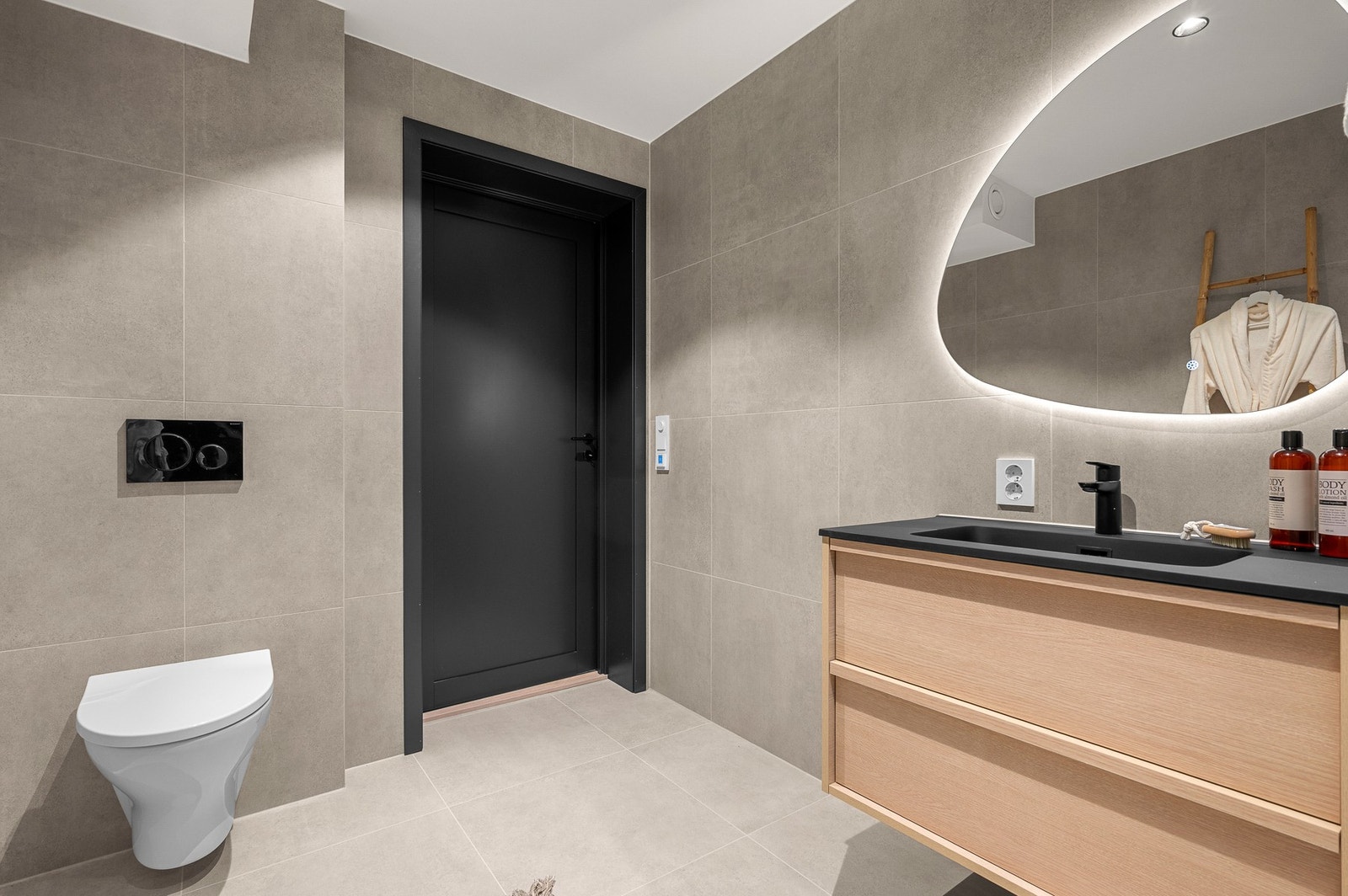 Hoveddelen har to nydelige bad. Dette er badet i sokkeletasjen. Galleribilde