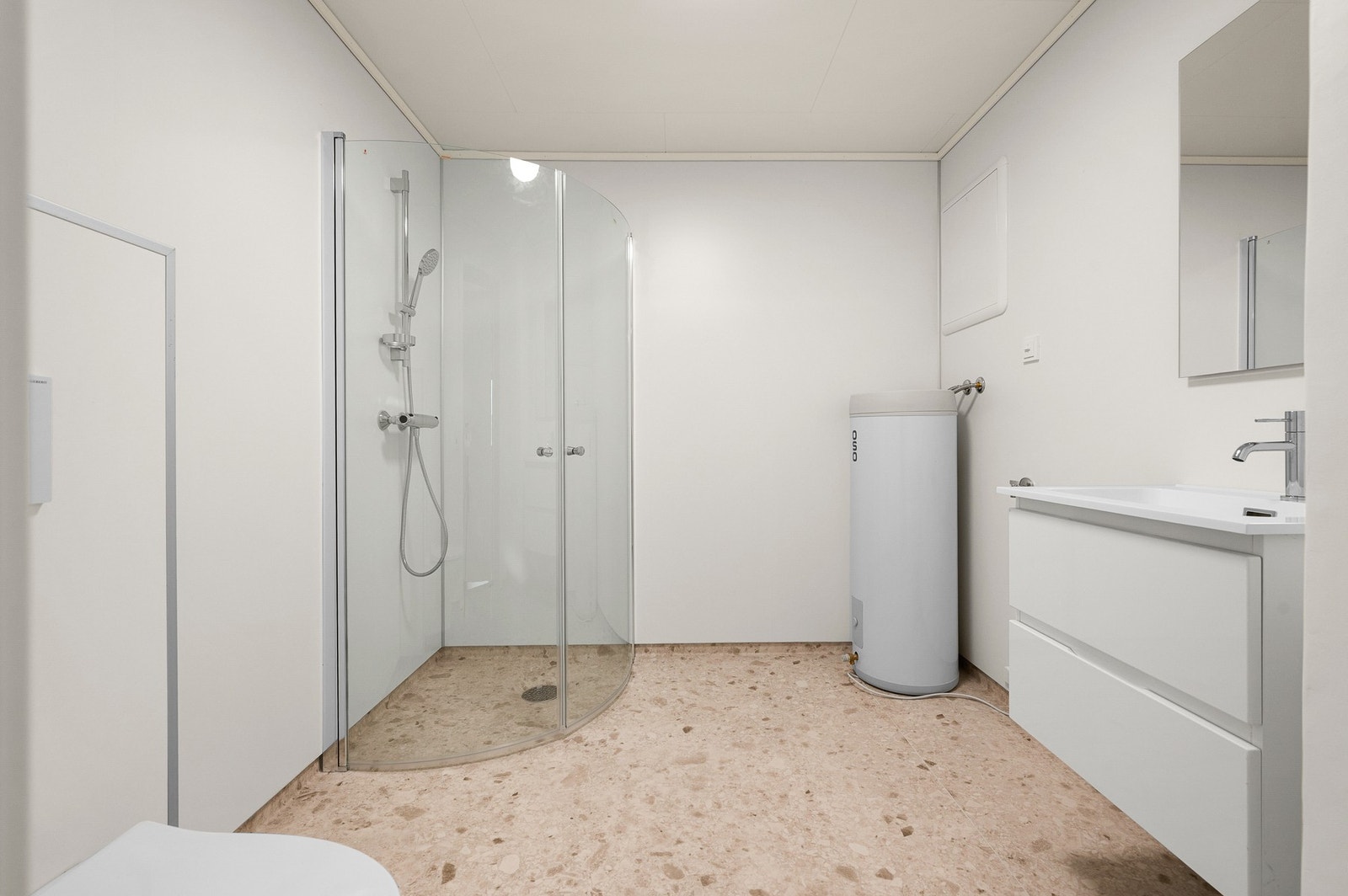 Romslig bad med opplegg for vaskemaskin. Galleribilde