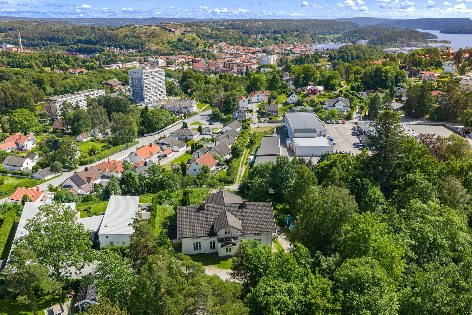 Beliggenheten er attraktiv og fredelig, med kort vei til skole, barnehage, turområder og sentrum. Galleribilde