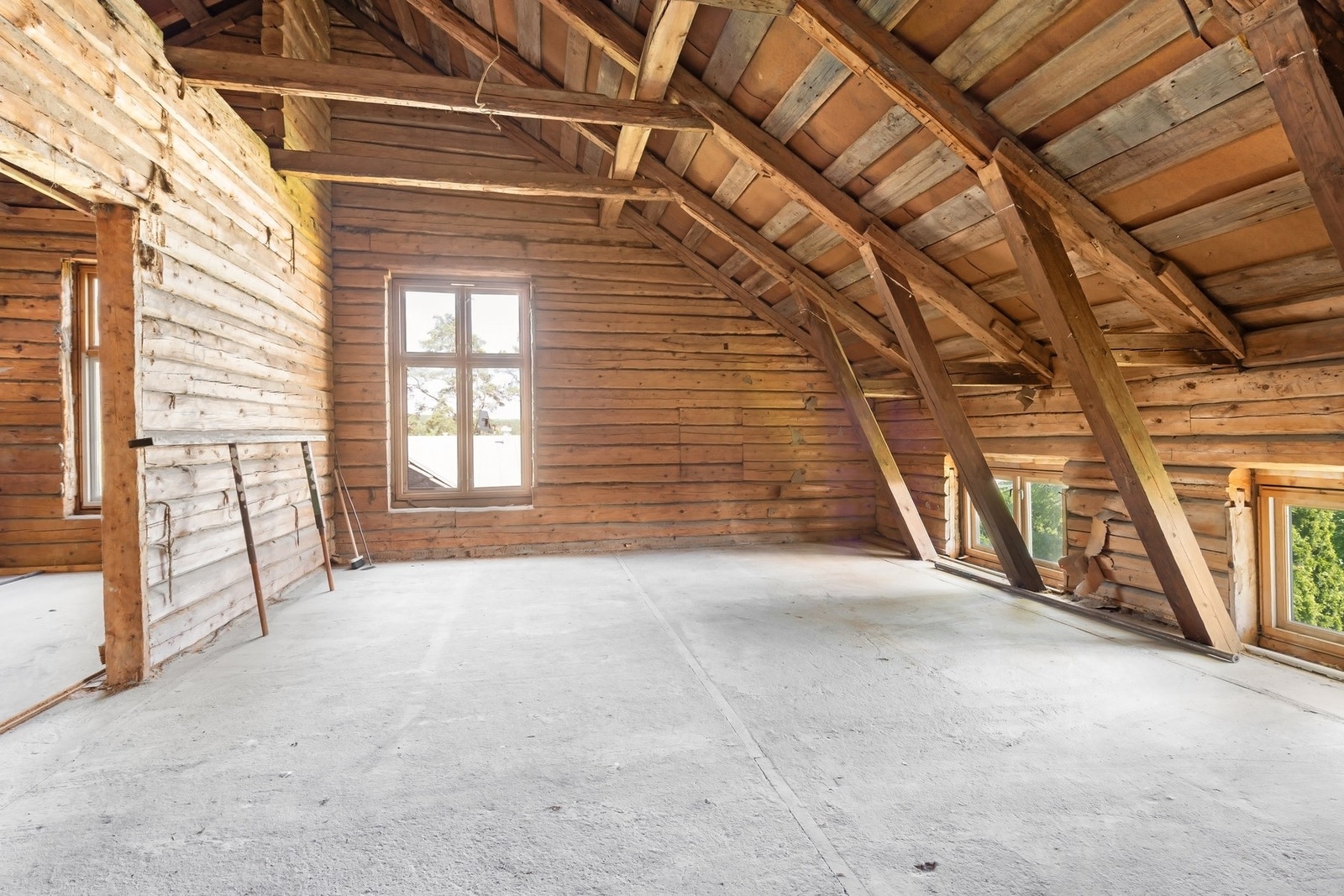 Den laftede konstruksjonen bidrar til boligens autentiske preg og historiske karakter. Galleribilde