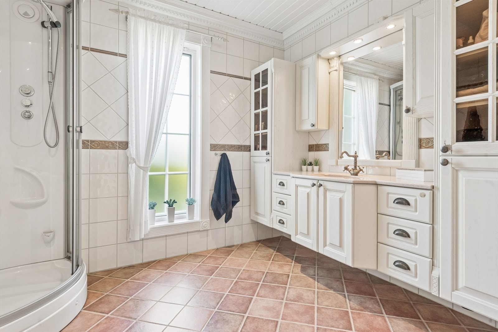 Badet har gulvvarme og en romslig servantinnredning med god oppbevaringsplass. Galleribilde