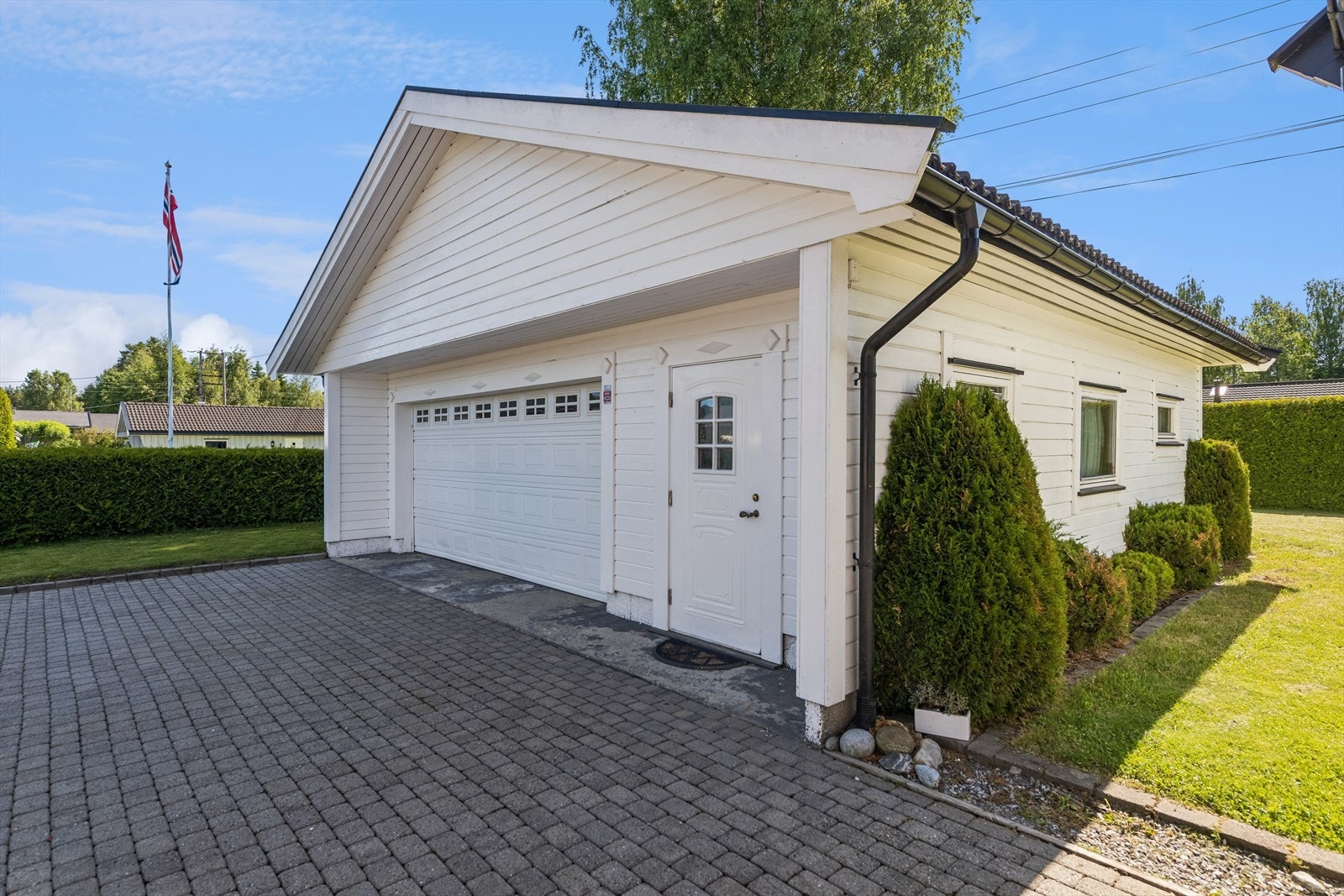 Frittstående dobbelgarasje på 53 m² med automatisk portåpner og en separat bod. Galleribilde
