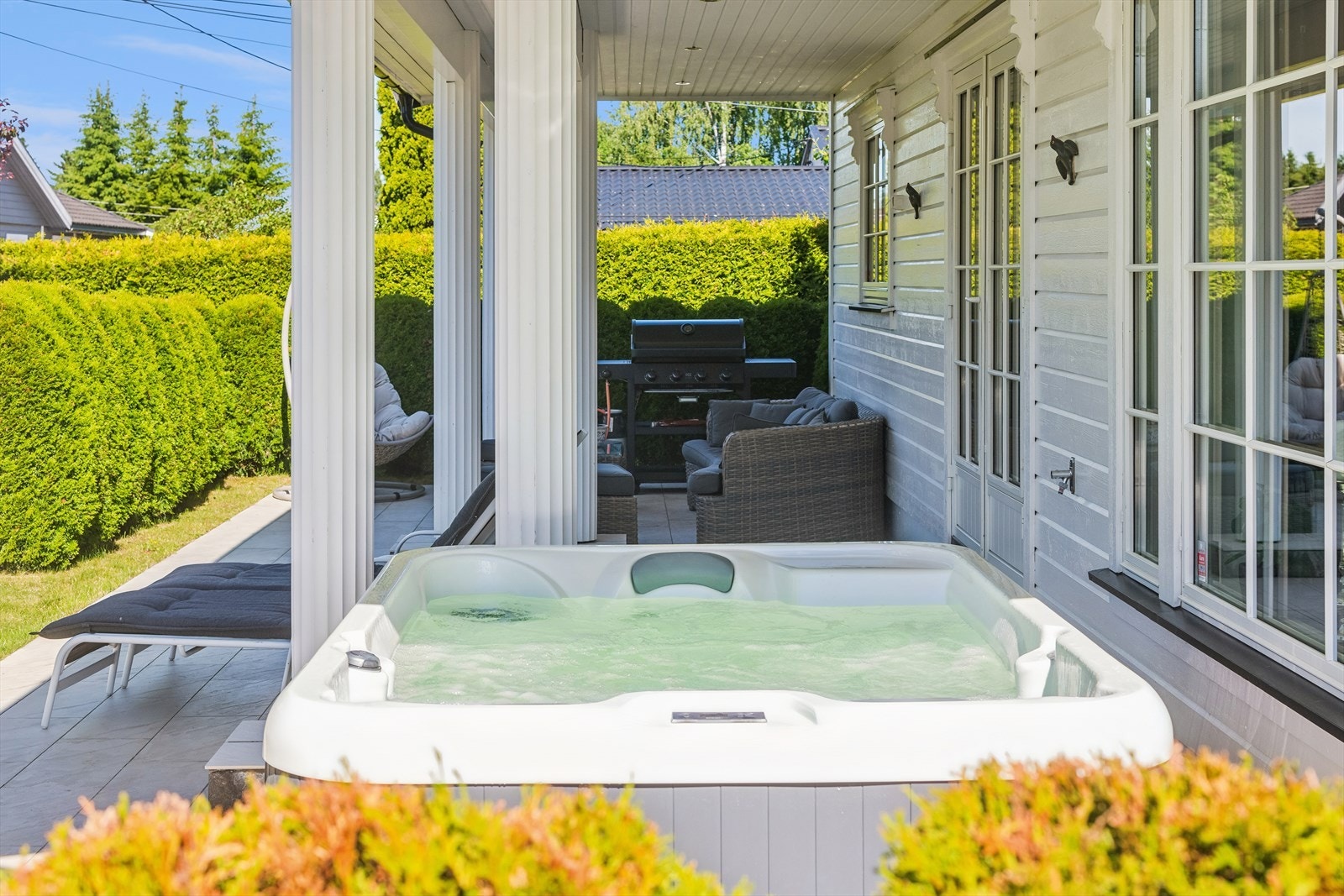 Den overbygde markterrassen har flislagt dekke og plass til sittegruppe og jacuzzi. Galleribilde