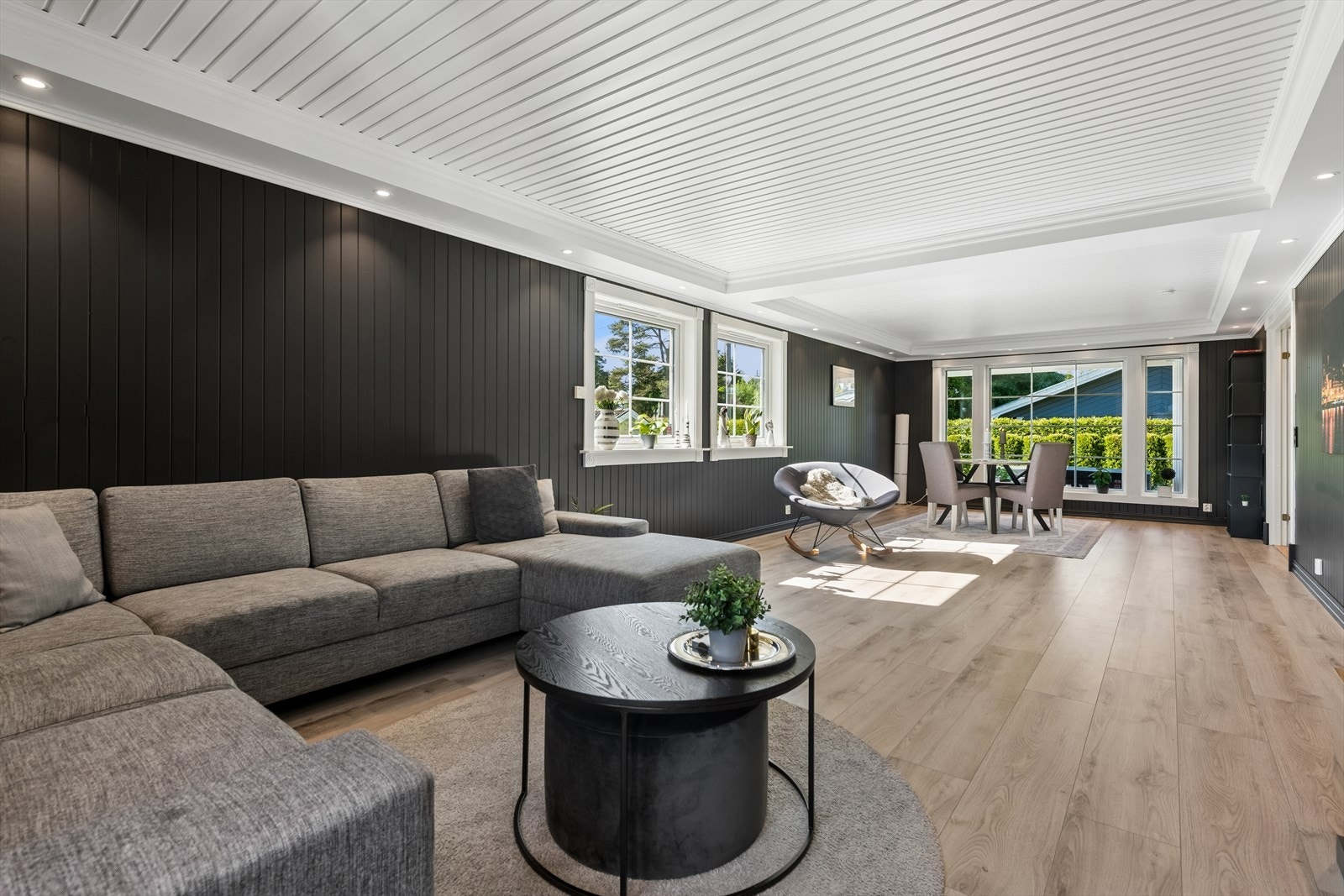 Downlights i taket gir god og jevn belysning i hele stuen. Galleribilde