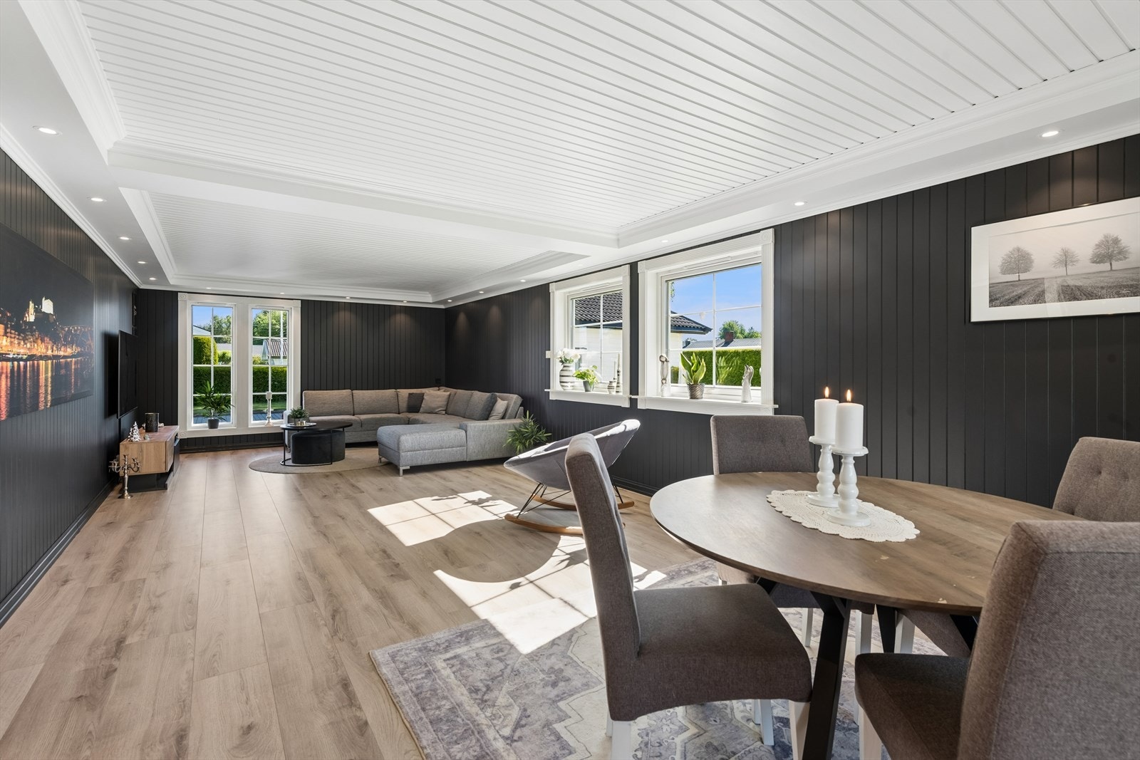 Rommet har plass til både en stor sofagruppe og en egen spisedel. Galleribilde