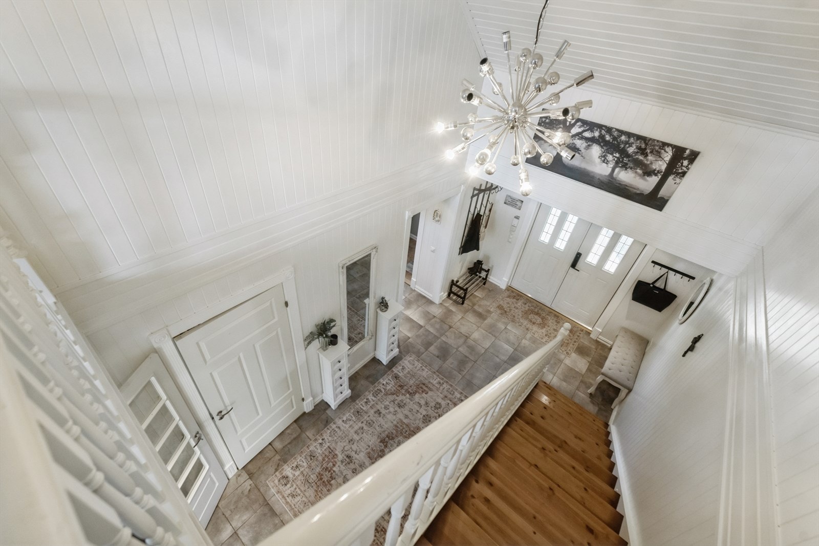 Flott og herskapelig hall gir et godt førsteinntrykk av boligen. Galleribilde