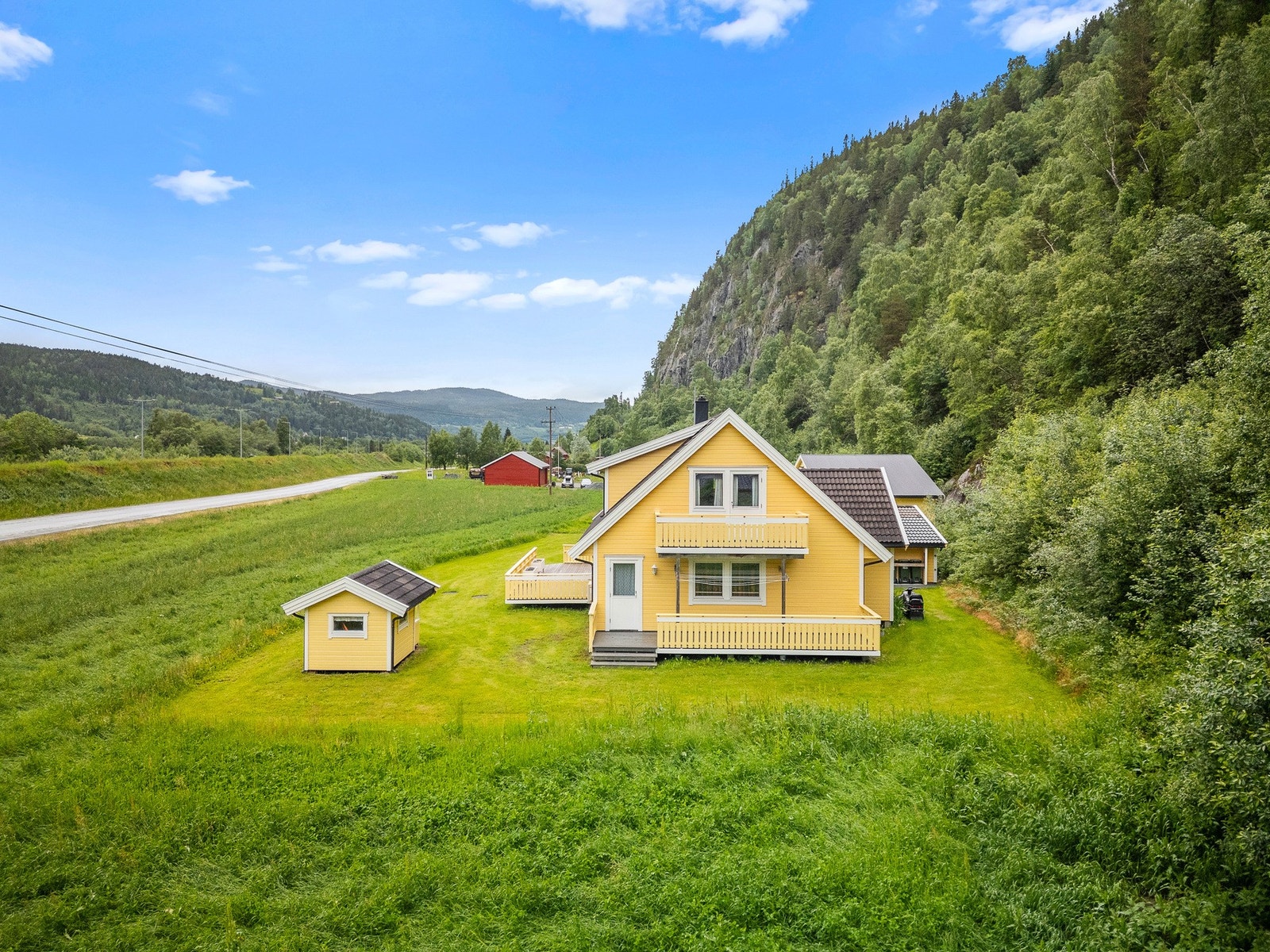 Eiendommen ligger rett ved E6. Dette gir enkel atkomst nordover mot Trondheim og sørover mot Støren eller Røros. Galleribilde