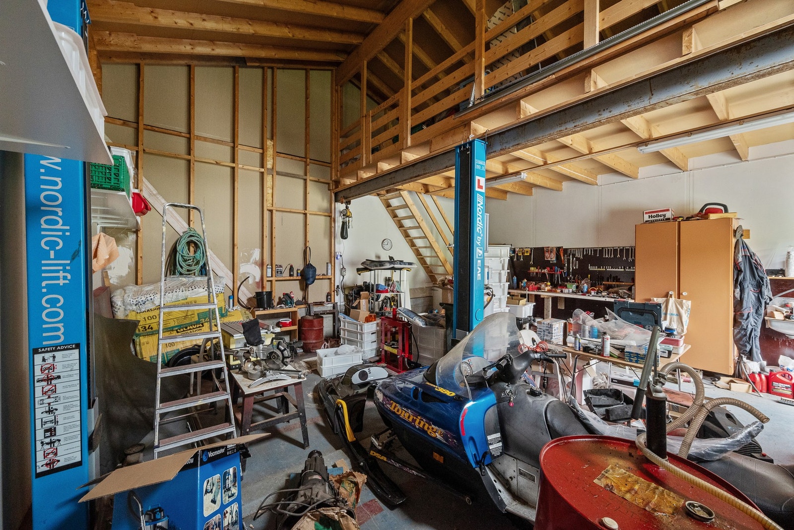I garasjen er det løftebukk, samt godt med lagringsplass . Galleribilde