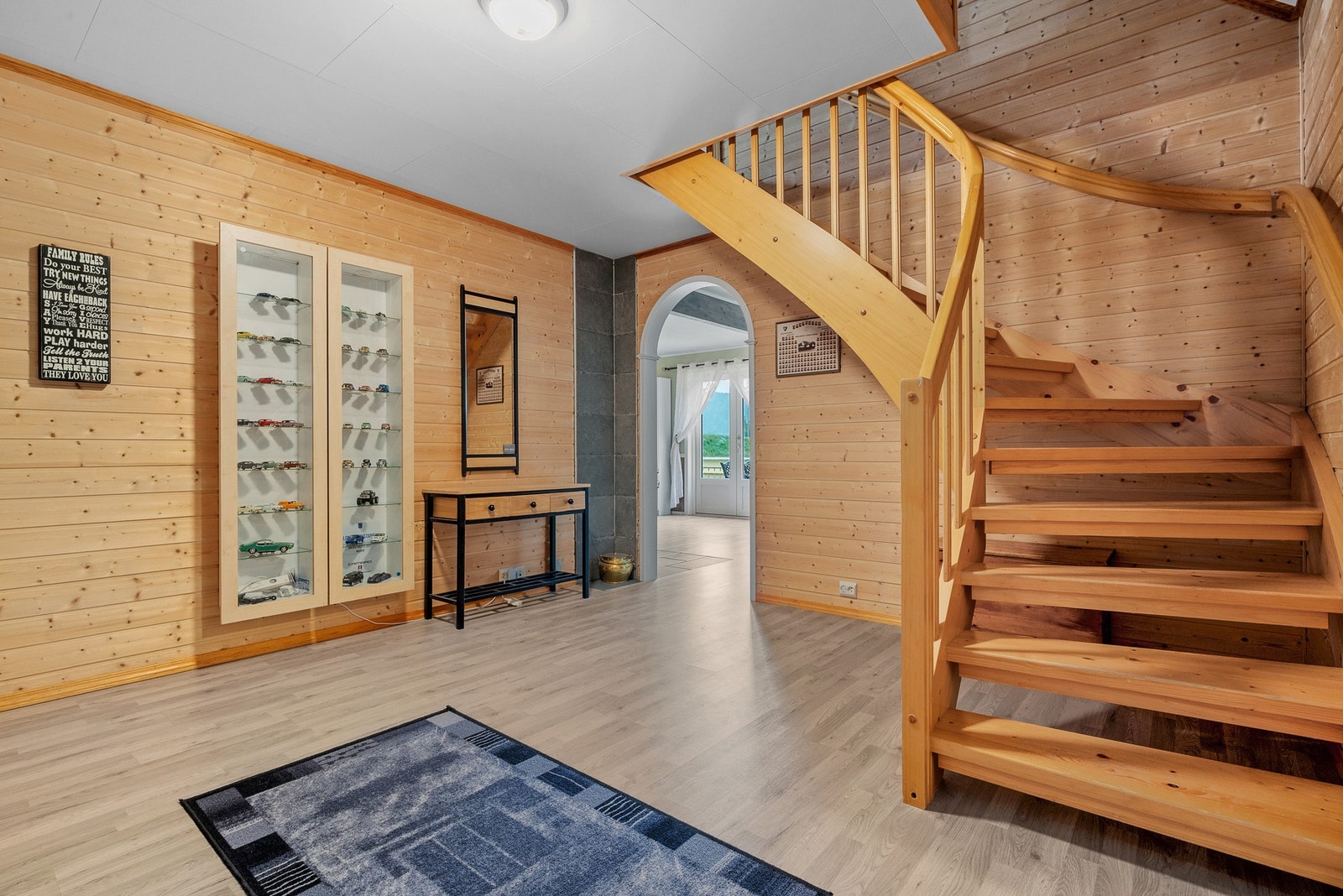 Hall/m trapp er på 13,5m². Galleribilde