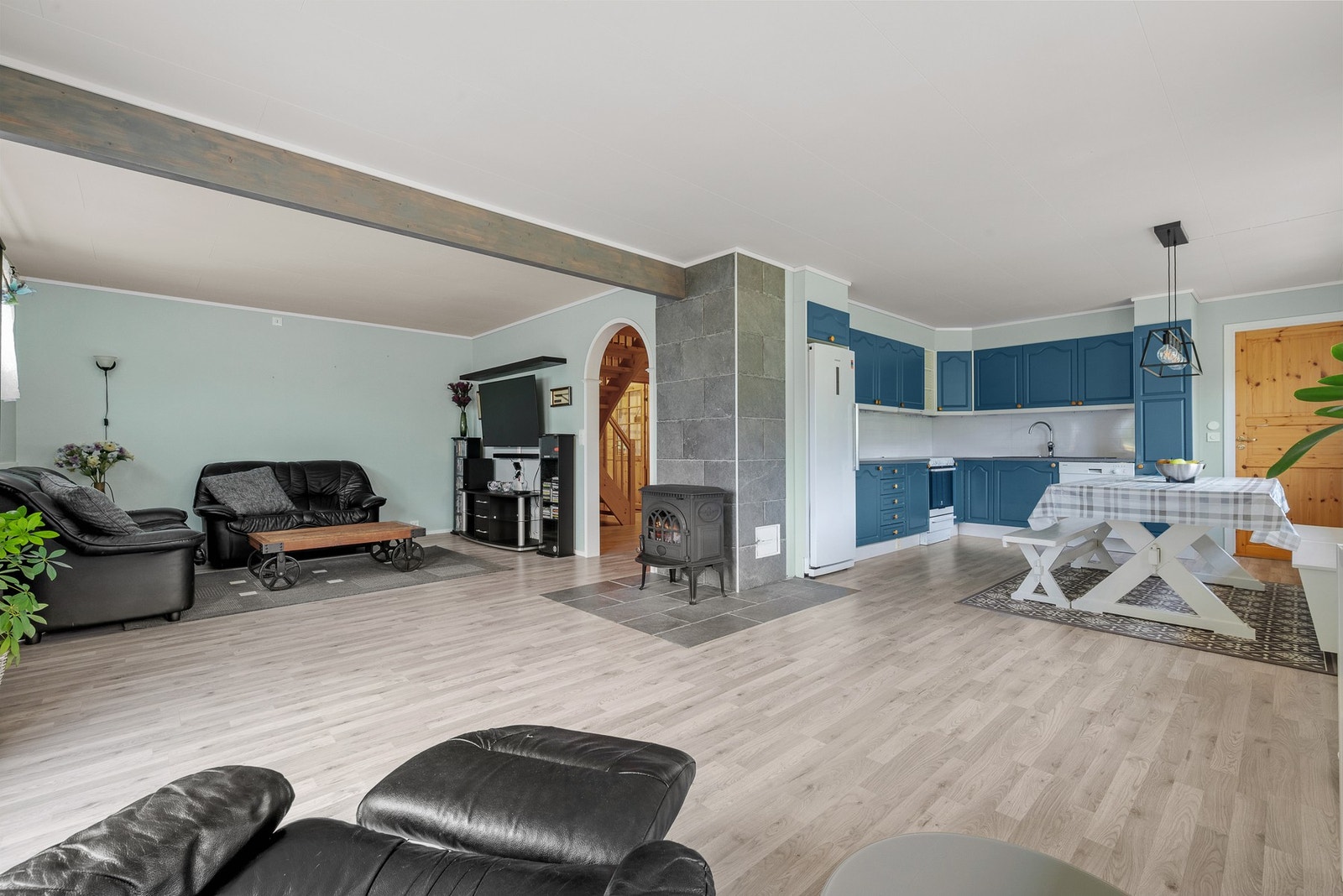 Stuen er på 29m². Nytt gulv i stue, kjøkken og gang. Galleribilde