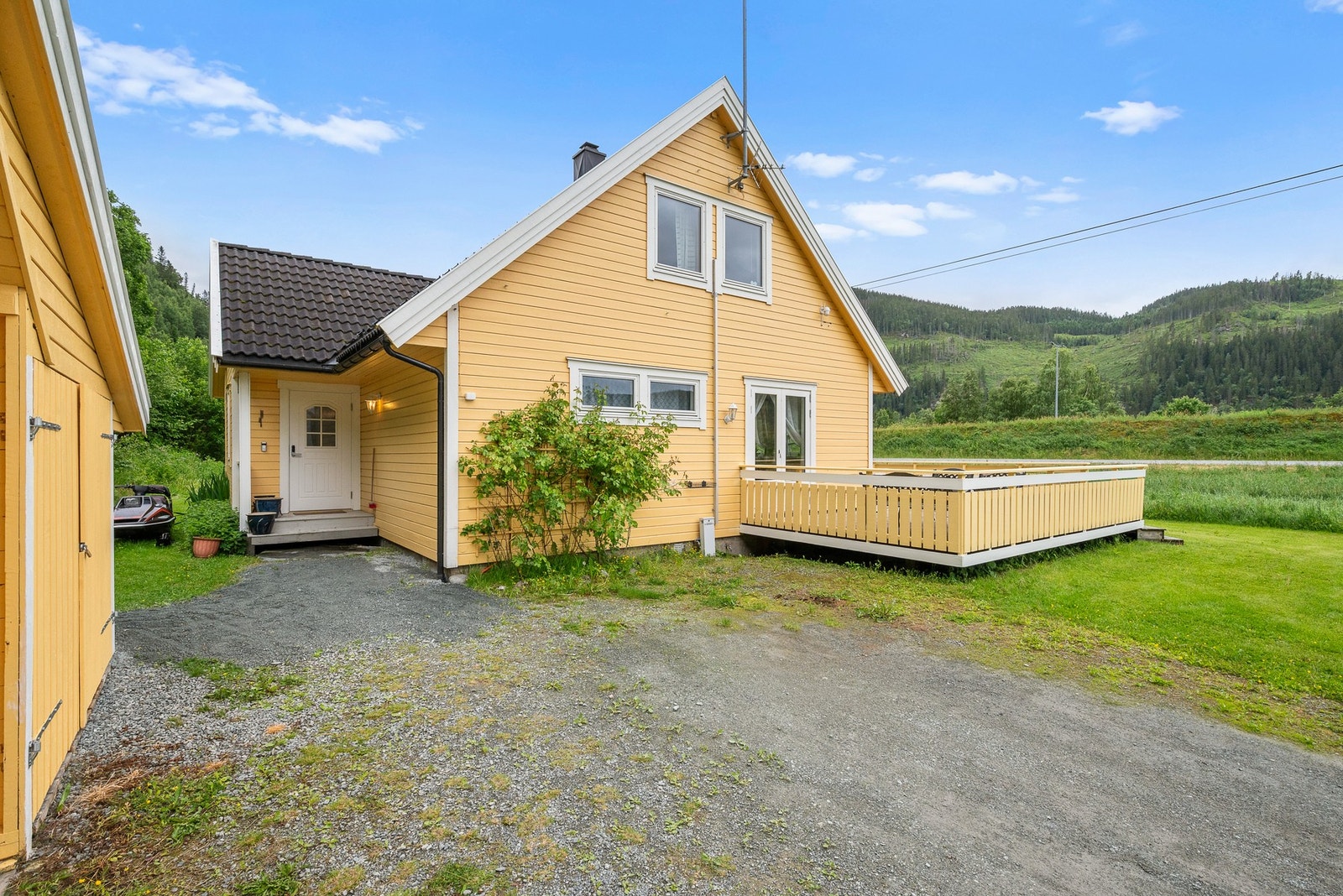 Parkeringsplass på egen tomt og garasje. Galleribilde