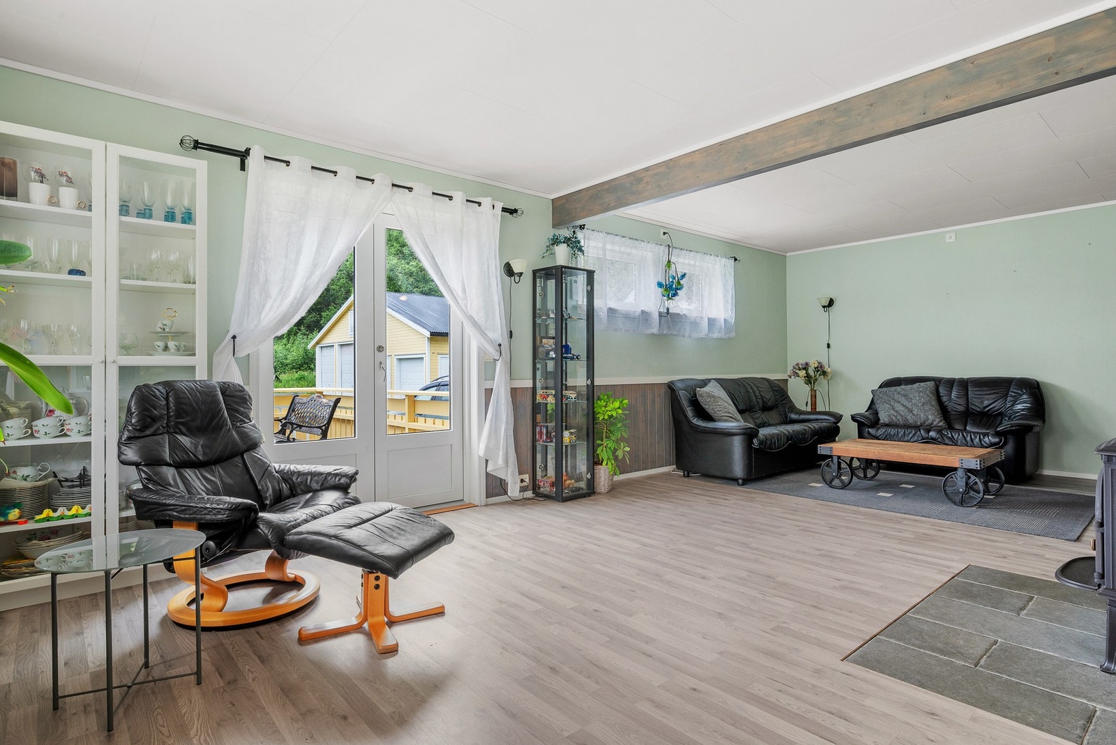 Det er flere gode møbleringsmuligheter på den romslige stuen. Galleribilde