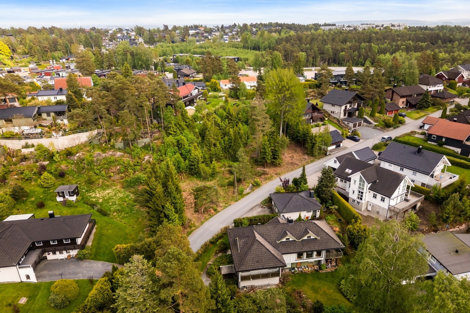Tomten ligger i et rolig og familievennlig område på Grålum. Galleribilde
