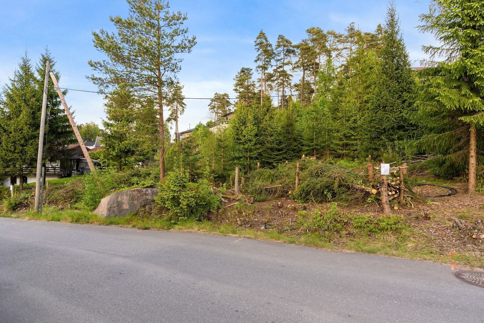 Romslig tomt på 809 kvm med gode muligheter for utvikling og tilpasning etter egne ønsker. Galleribilde