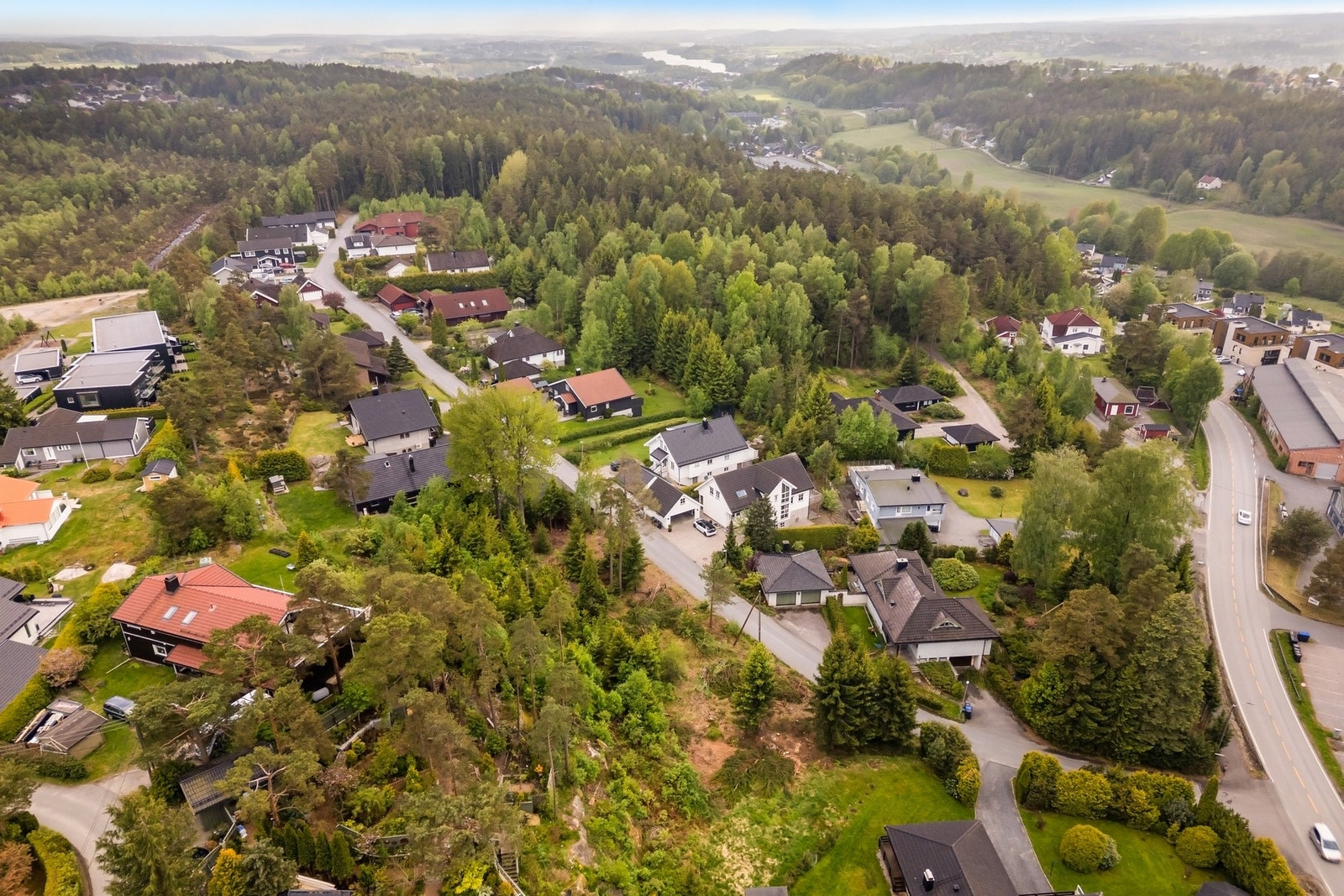 Det er kort vei til butikker, skoler, barnehager, E6 og Sykehuset Østfold Kalnes. Galleribilde