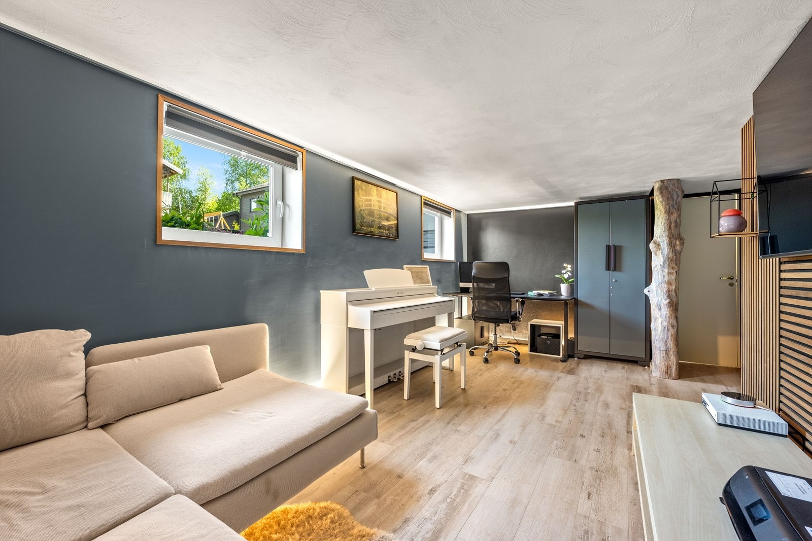 Rommet har laminatgulv og god plass til sofagruppe og kontorløsning. Galleribilde