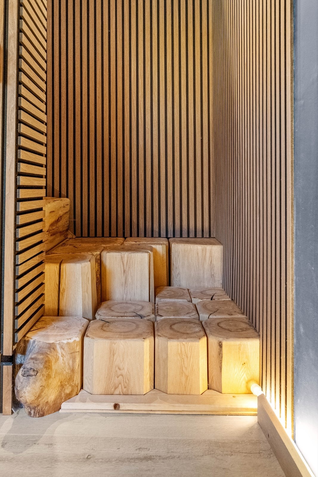 Unike detaljer og materialbruk preger interiøret. Galleribilde