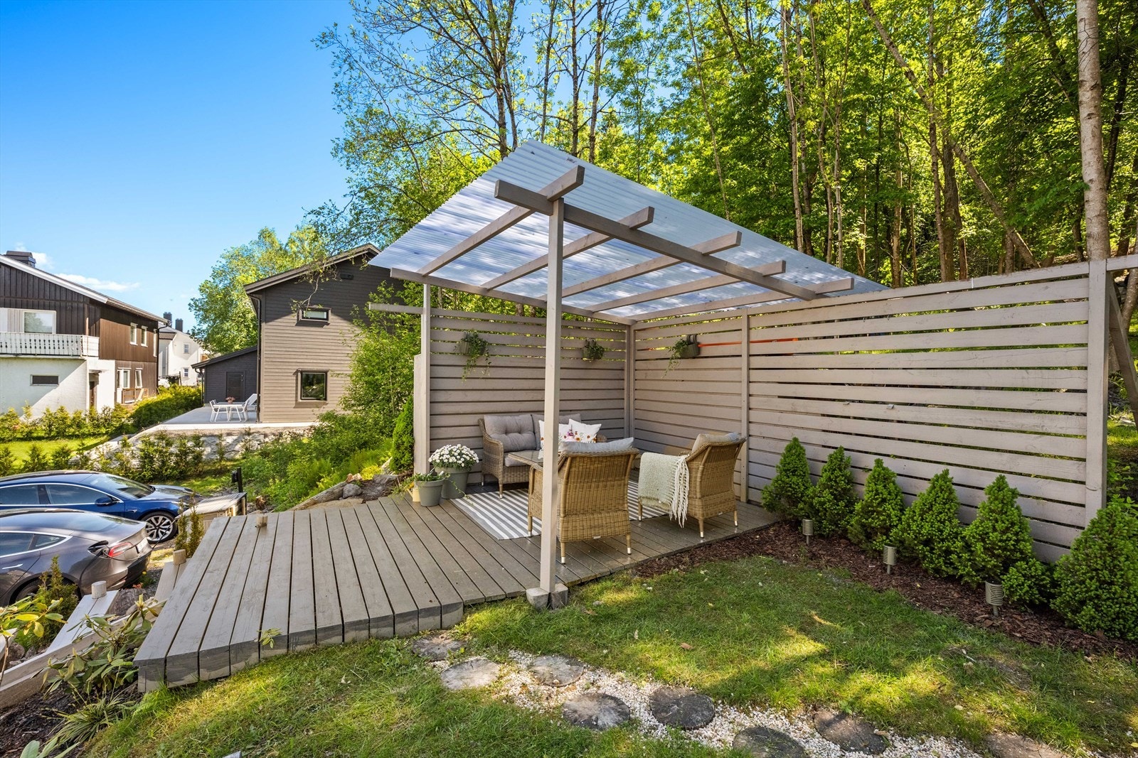 I tillegg til terrassen ved stuen, er det en egen, frittstående uteplass med pergola i hagen. Galleribilde