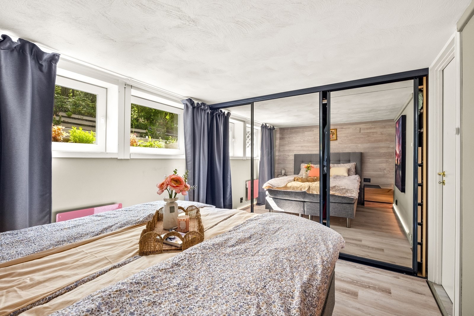 God plass til dobbeltseng og nattbord. Galleribilde