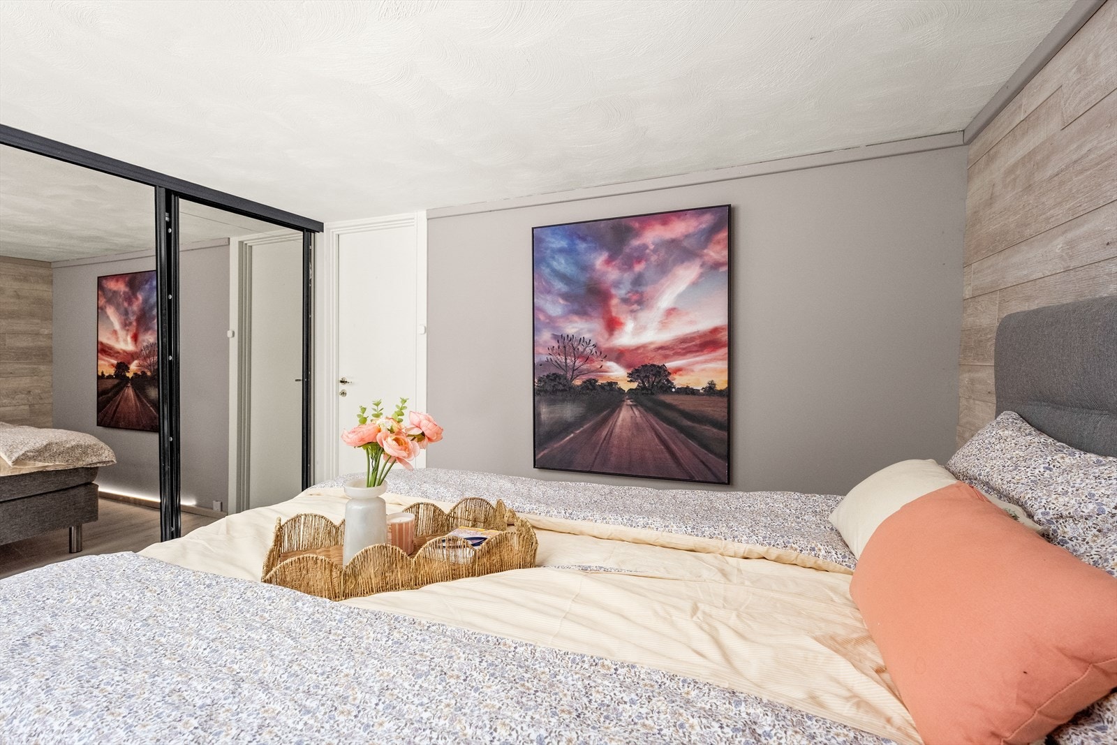 Leilighetens tredje soverom ligger i underetasjen og har en stor garderobe med speilfronter. Galleribilde