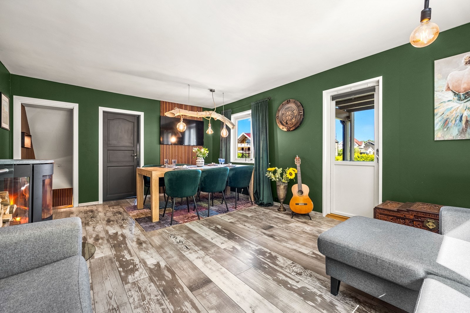 Stuen har god plass til både spisebord og en romslig sofagruppe. Galleribilde