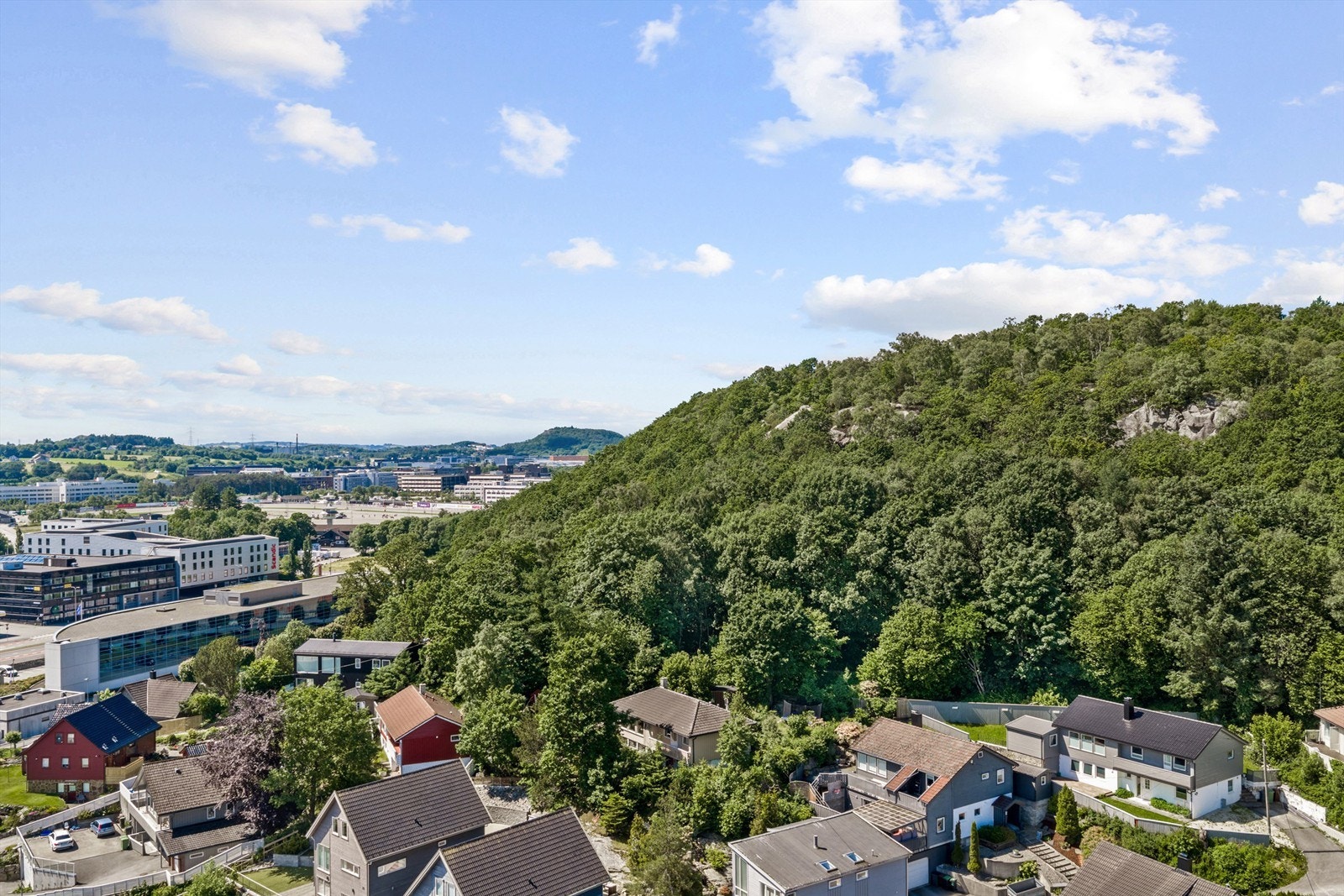 Krogsveen Stavanger Forus/Gausel - Sjarmerende enebolig med flott utsikt. Tre terrasser og balkong.