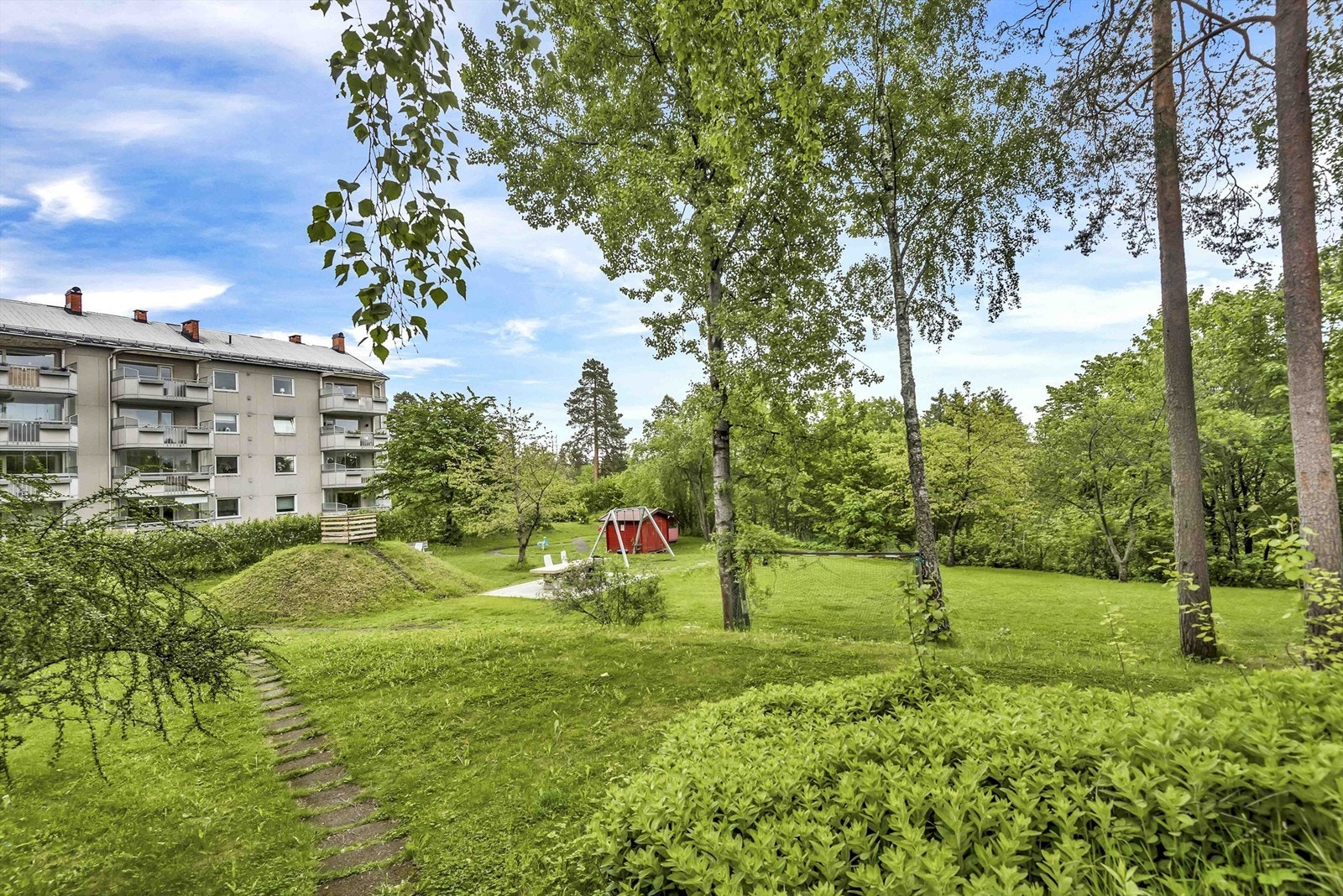 Flotte grønne fellesområder for beboerne med lekeplass til de små Galleribilde