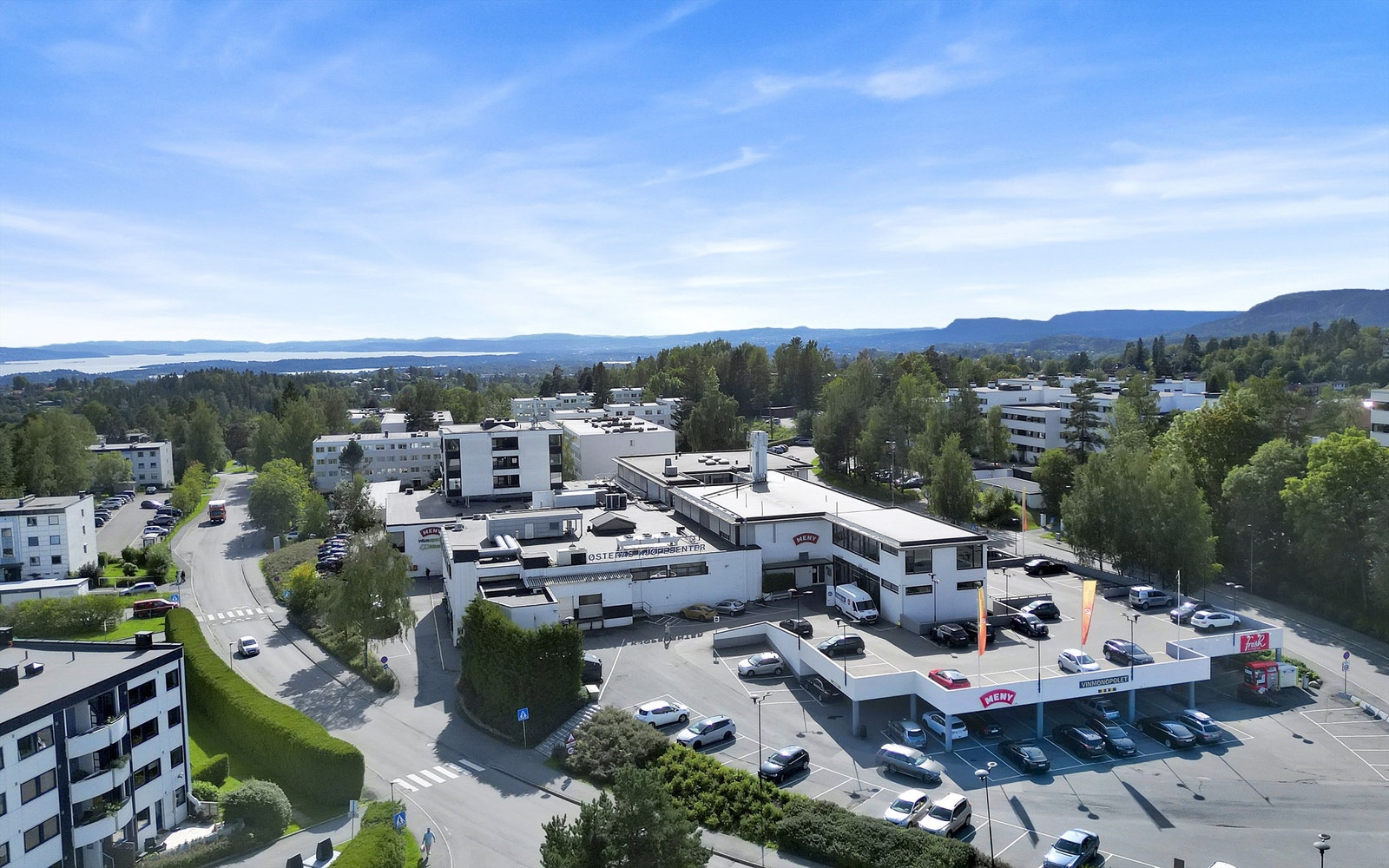 Østerås senter (eldre bilde) ligger rett ved leiligheten og har nylig blitt påbygd og renovert. Her finner man Meny, vinmonopol, treningssenter, apotek, kafé og mye mer Galleribilde
