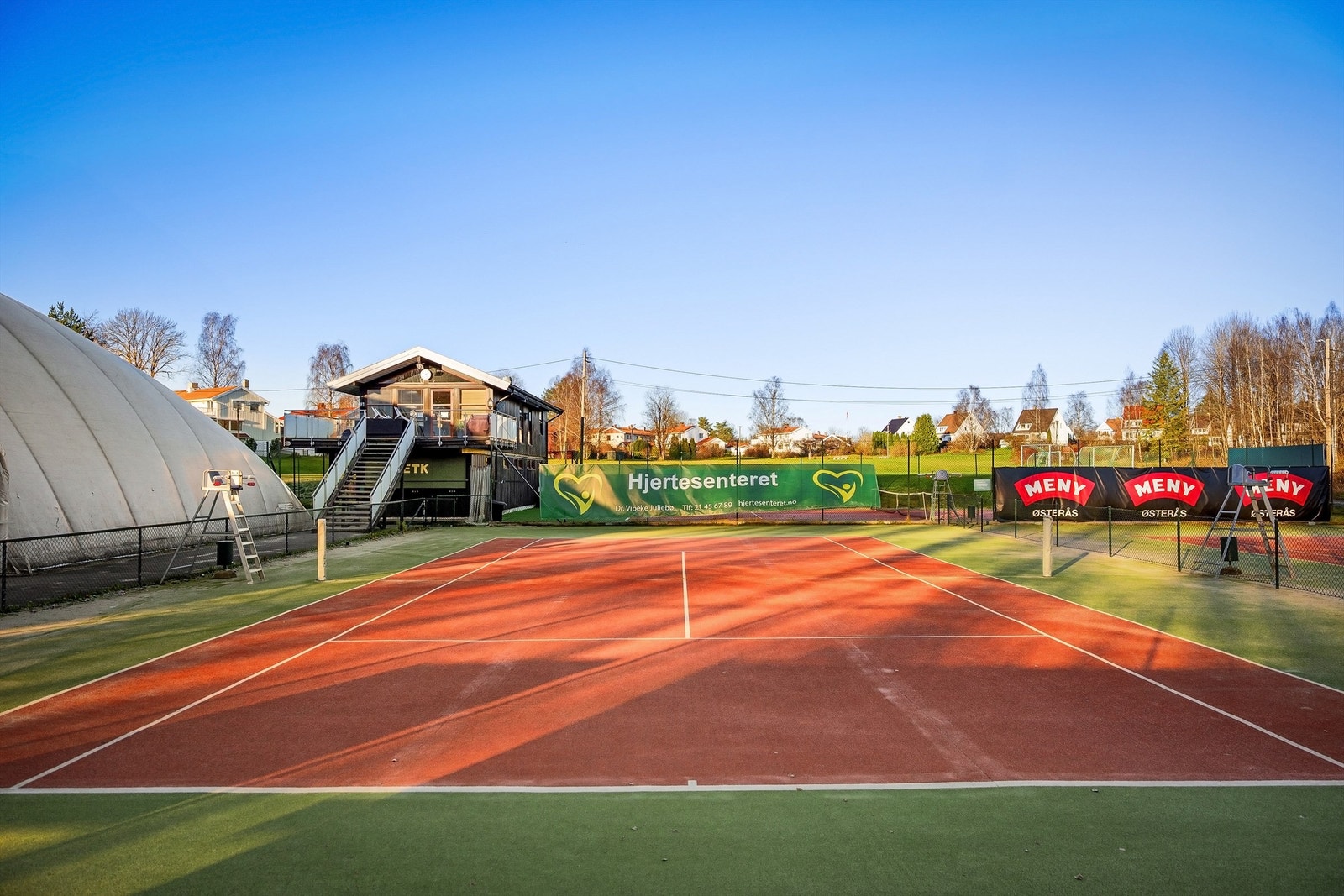Få minutters gåavstand til Eiksmarka tennisbaner med 6 baner. Om vinteren blir det satt opp boble over 2 av banene Galleribilde