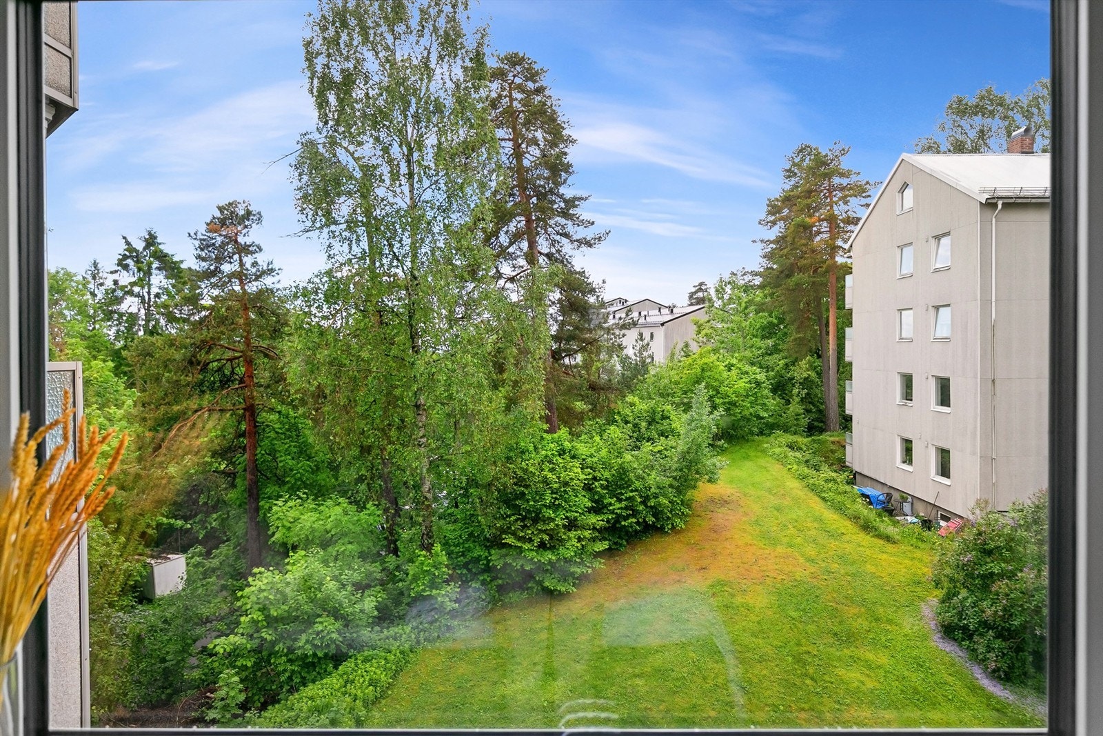 Utsyn fra kjøkkenet. Alle vinduer og balkongdør fra 2016, som ble nylig utskiftet i regi av sameiet hvor dette er betalt av nåværende eier i sin helhet Galleribilde