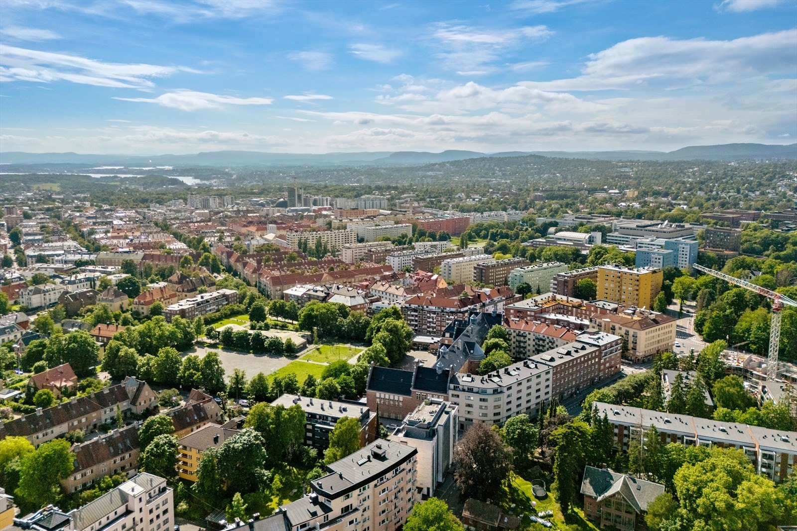 En beliggenhet som gir hverdagen en ekstra kvalitet - med rolige omgivelser, vakre kvartaler og alt du trenger rett i nærheten. Galleribilde