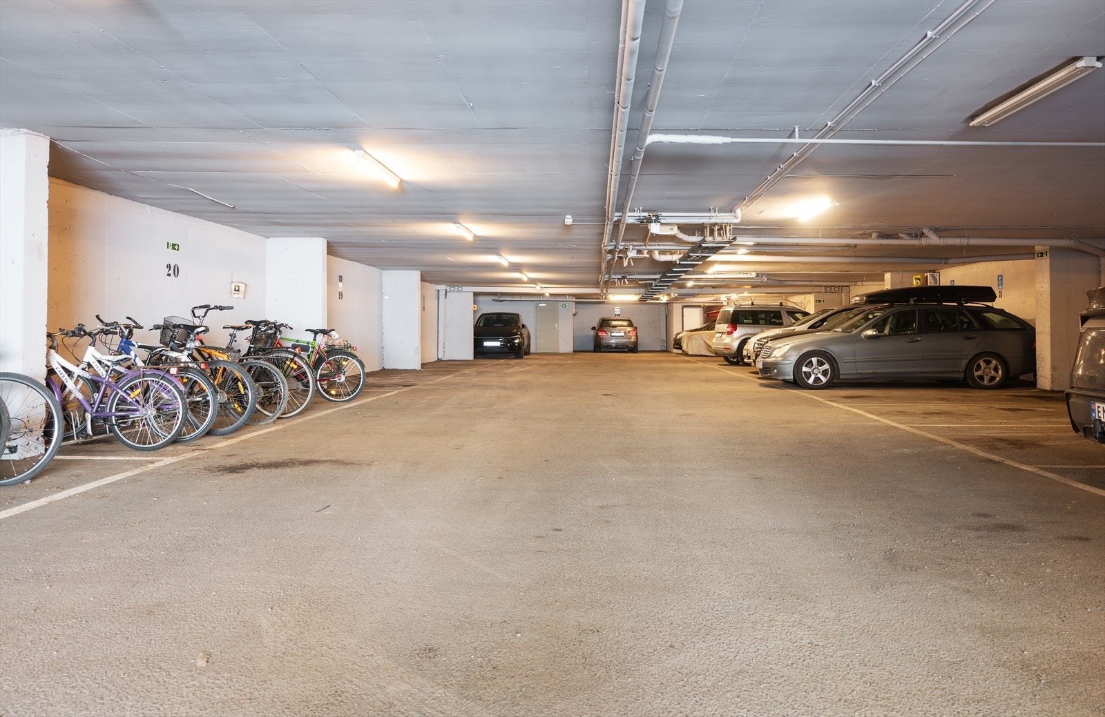 Det er mulig for kjøper å kjøpe en garasjeplass i u.etg. Pris for garasjeplass er 750 000,- + omk. Galleribilde
