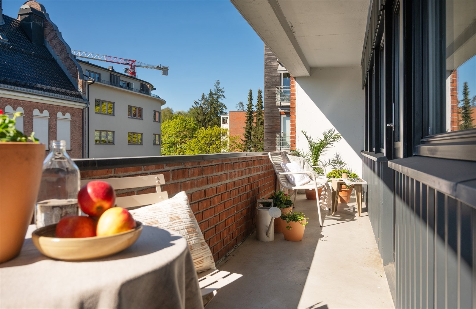 Fra stuen er det utgang til en herlig balkong på 10 m², med plass til flere sittegrupper, planter og grill Galleribilde