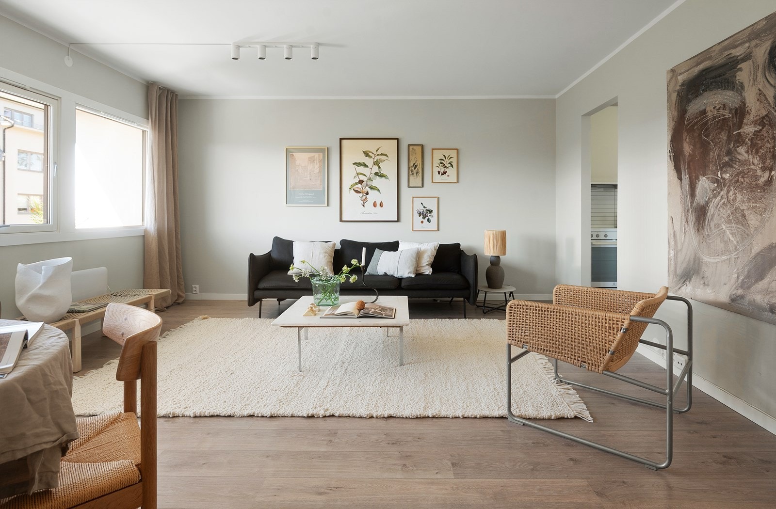 Hyggelig stue med flere vindusflater som slipper inn godt med naturlig lys Galleribilde