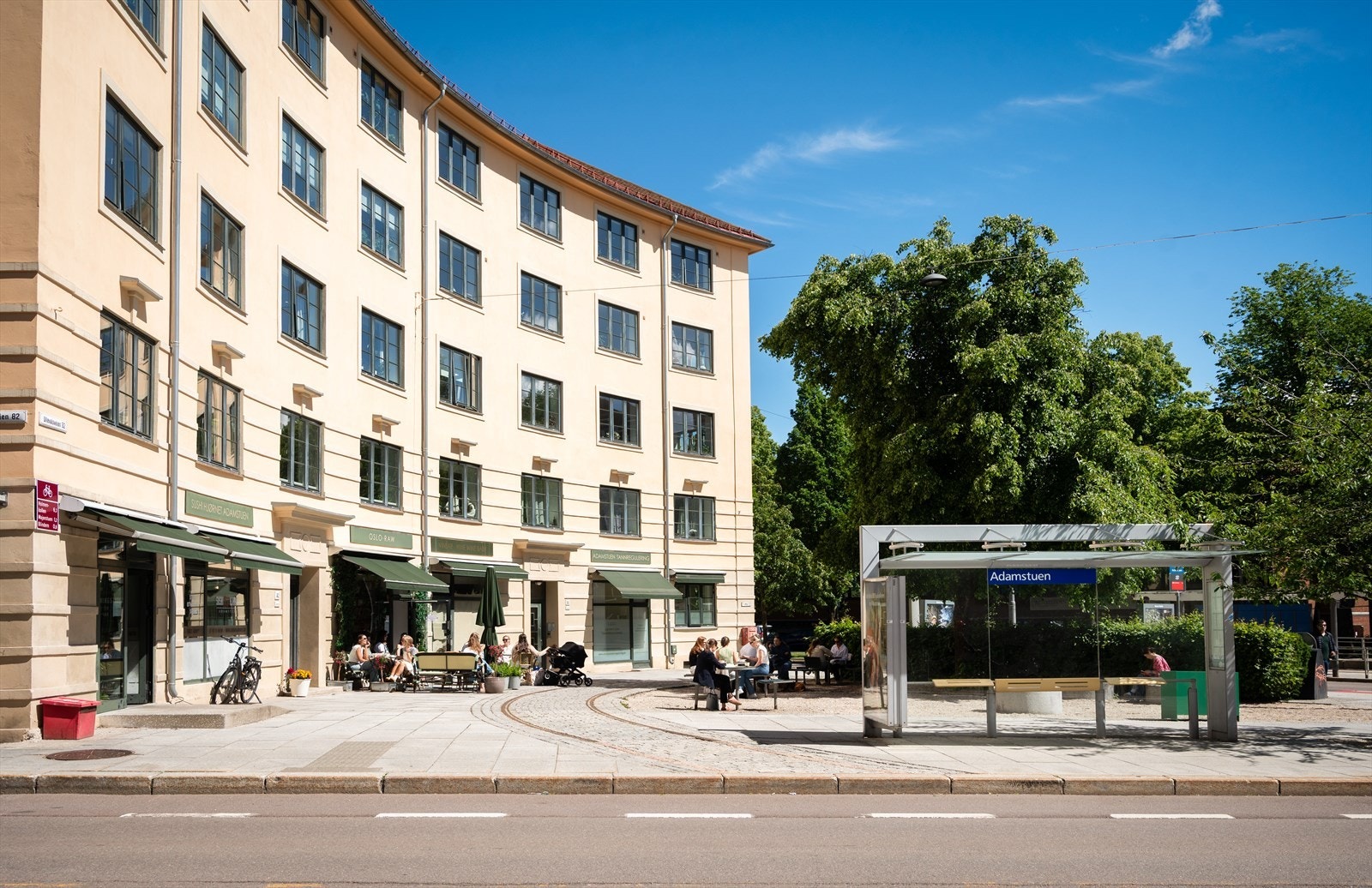 Ca 4 minutter gange så finner man hyggelige Adamstuen med sushiforretning, Oslo Raw, tannlege, Baker Hansen med mer. Galleribilde