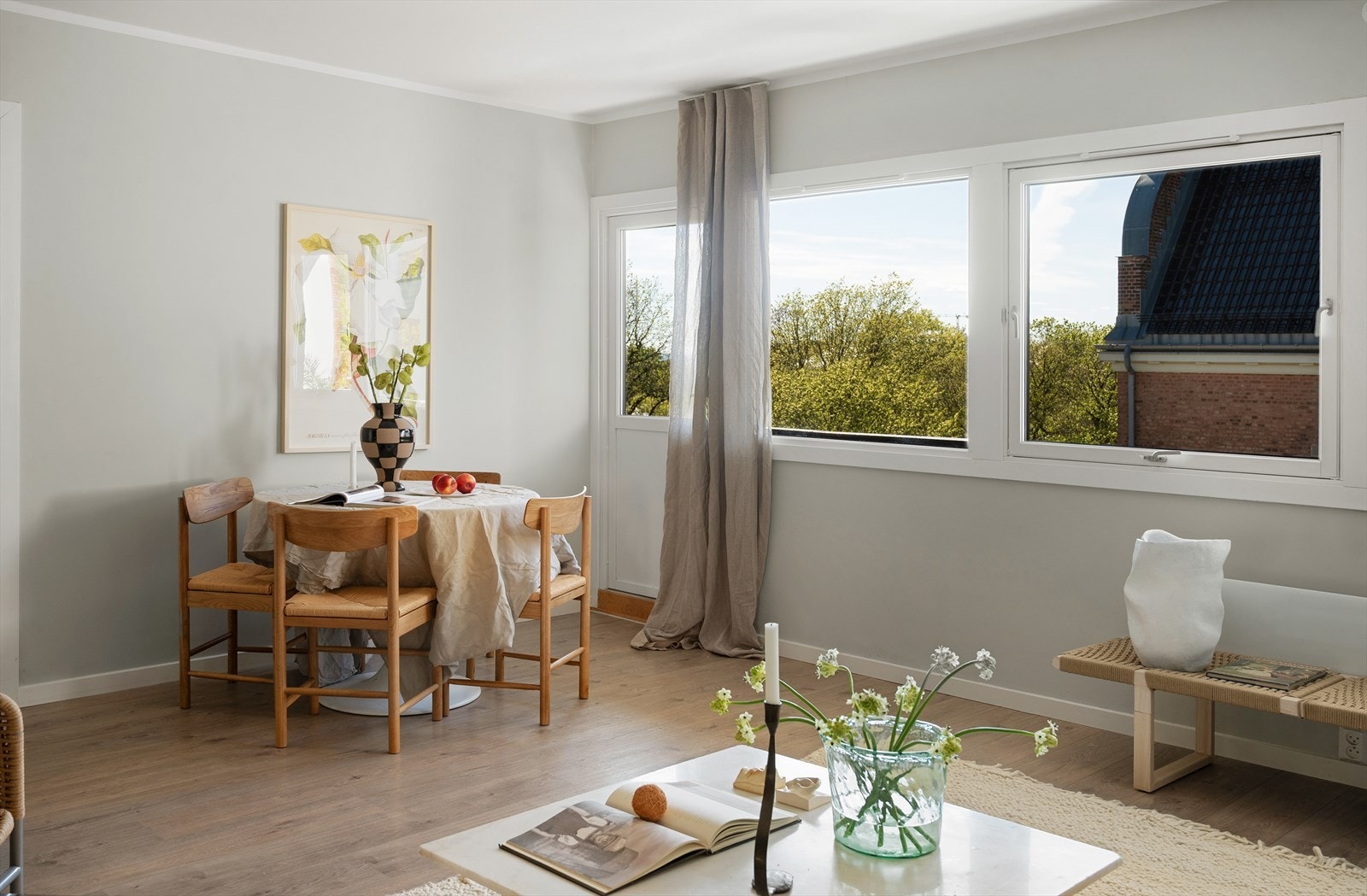 God plass til å samles rundt spisebordet, perfekt for hyggelige middager og lange kvelder med familie og venner Galleribilde