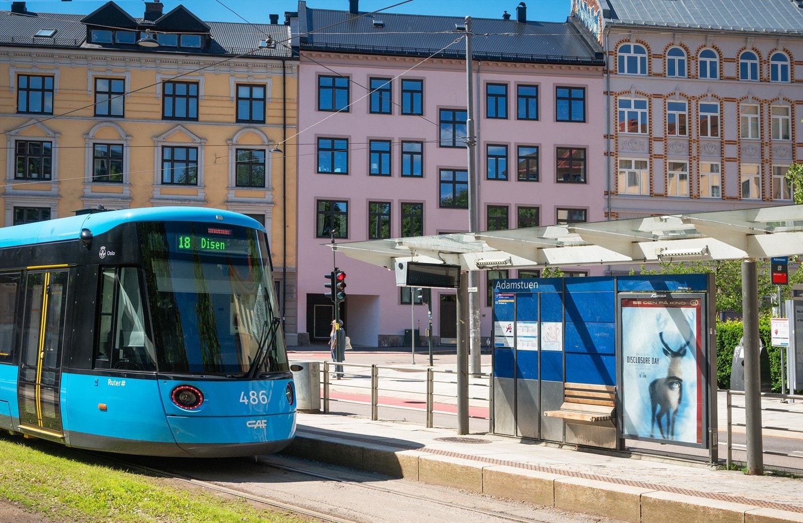 Fra Adamstuen går det både buss og trikk (linje 17 og 18). Galleribilde