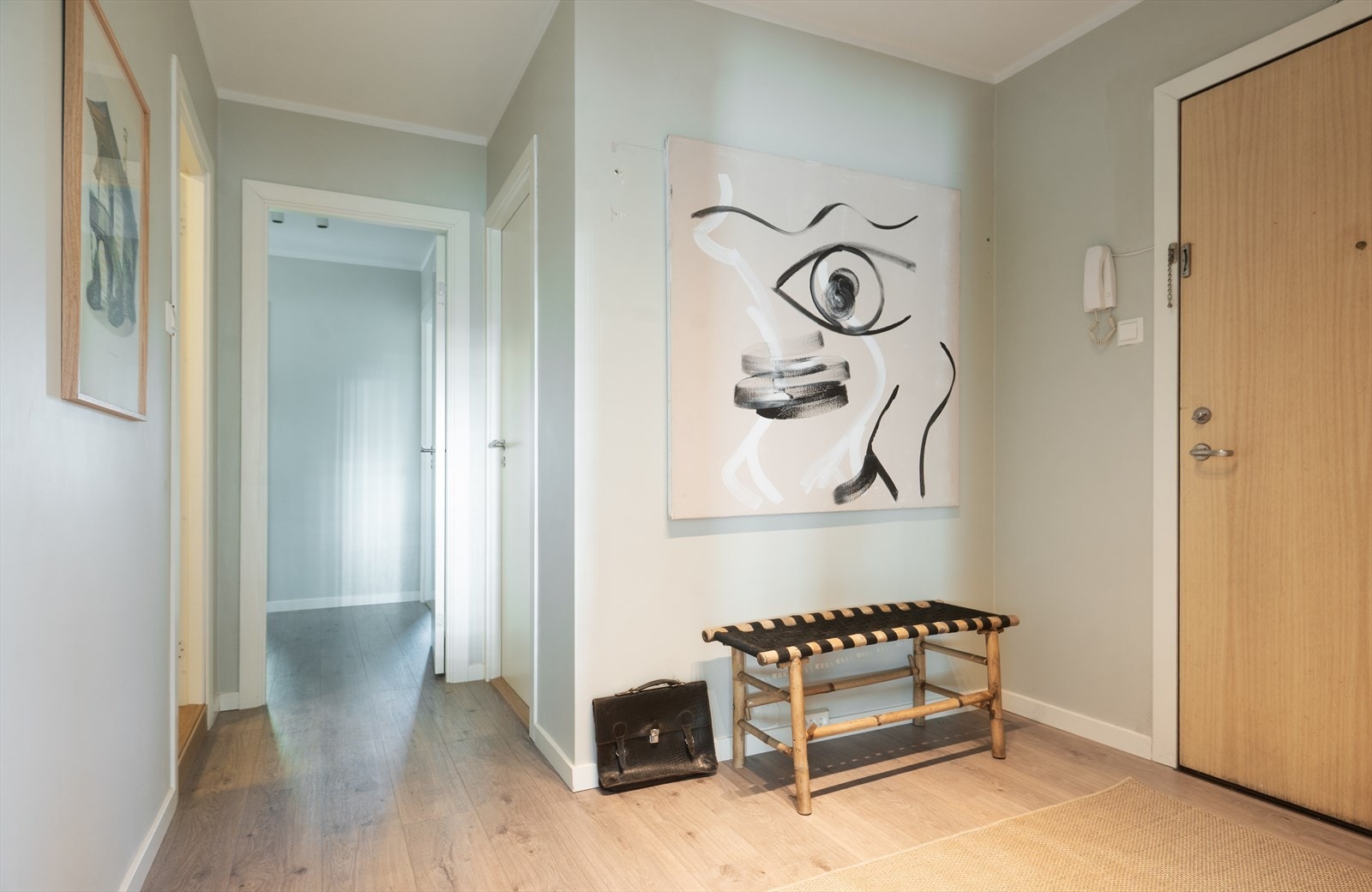 Det er også tilgang til en praktisk innvendig bod fra entréen, som gir gode lagringsmuligheter Galleribilde