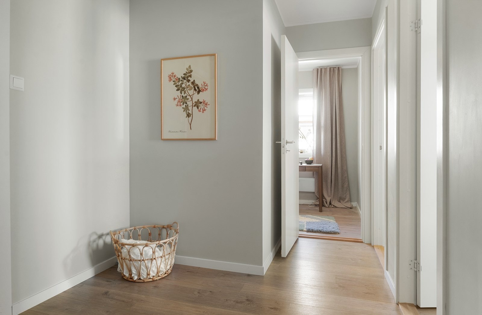 Innbydende og romslig entré som gir et strålende førsteinntrykk. Det er plass til garderobeskap i entréen ved behov. Galleribilde