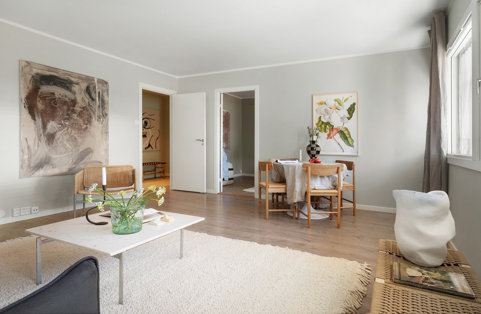 Stuen har en romslig planløsning med god plass til sofagruppe, spisebord og annet ønsket møblement Galleribilde