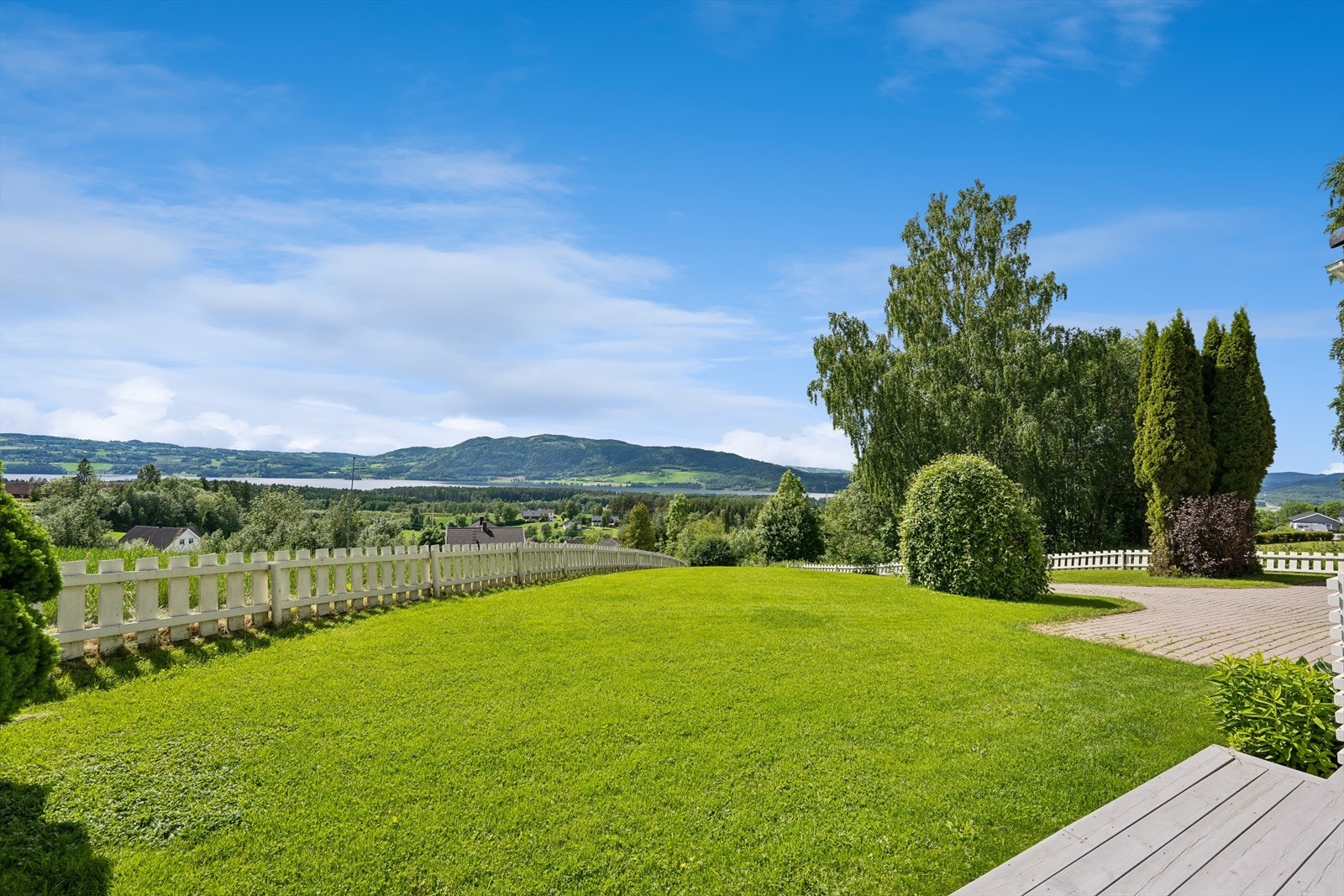 Fra eiendommen er det utsikt over kulturlandskapet og mot Mjøsa. Galleribilde